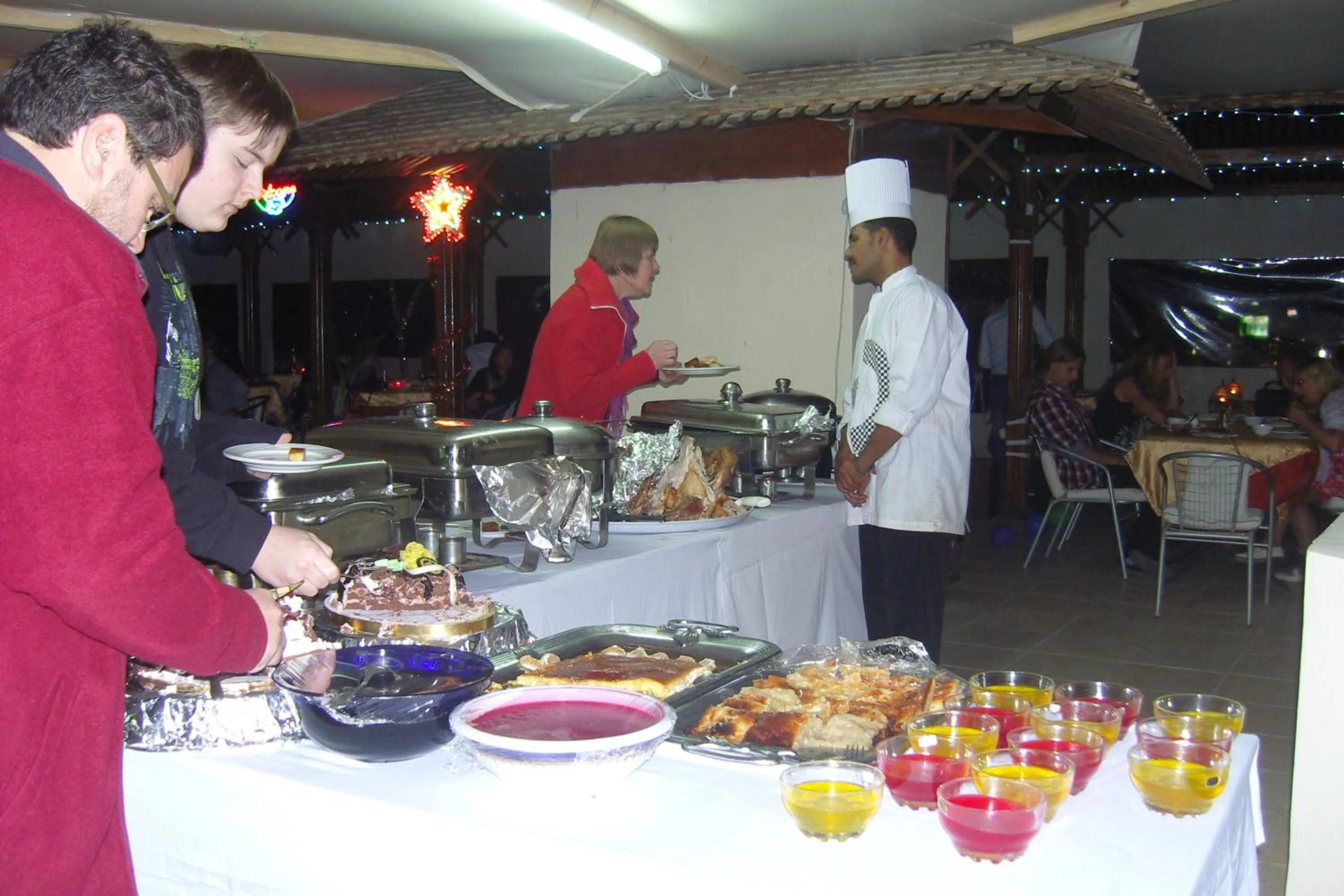 Restaurant/places to eat in Golden Rose Hotel