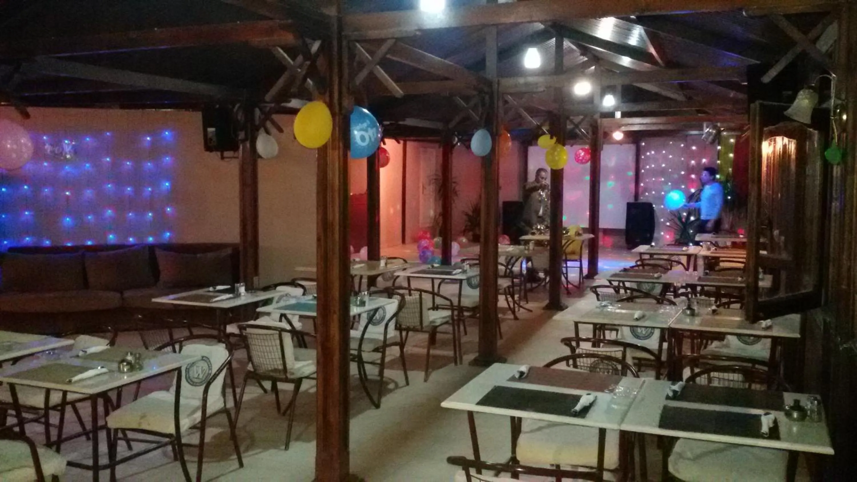 Restaurant/places to eat in Golden Rose Hotel