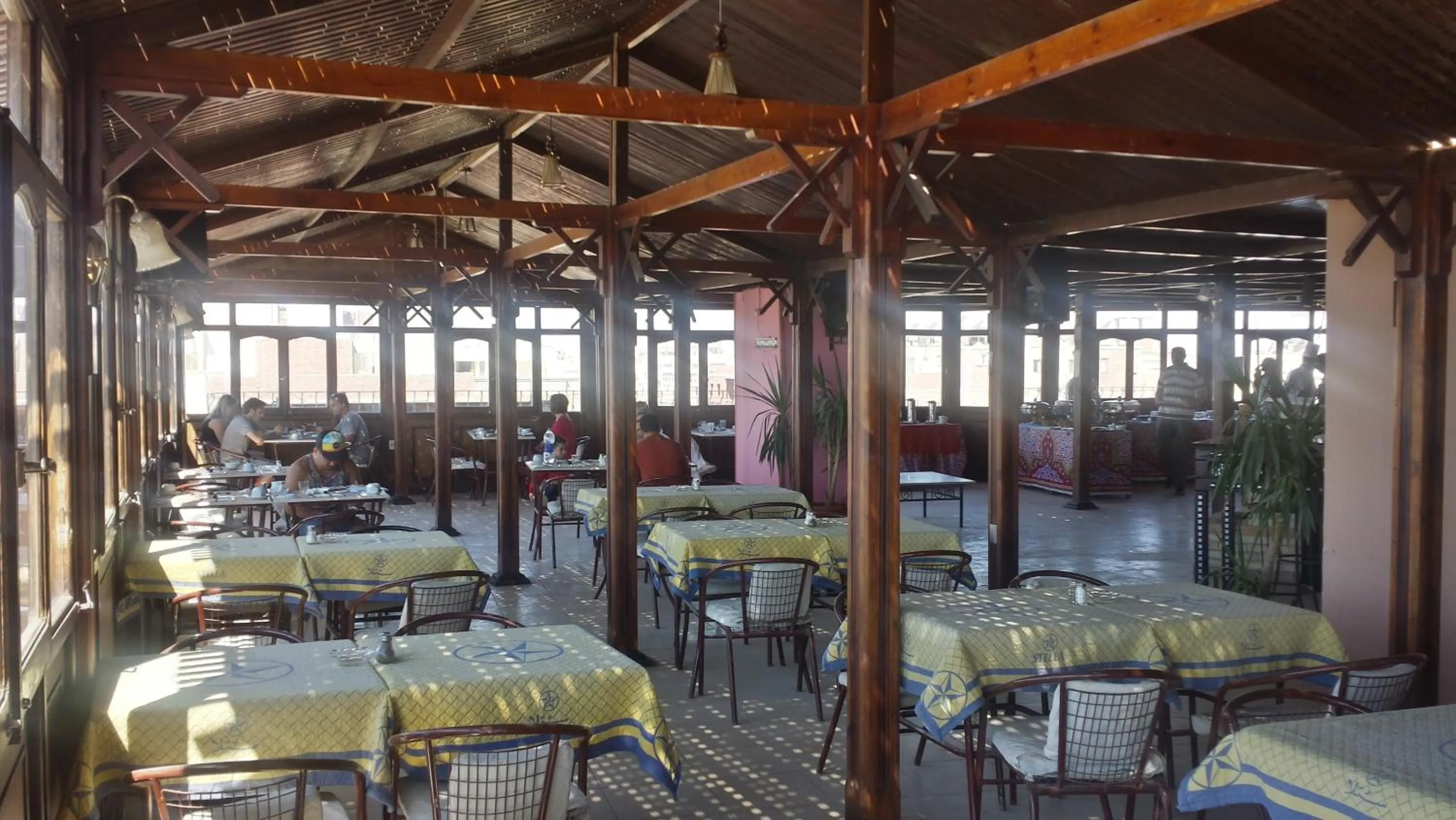 Restaurant/places to eat in Golden Rose Hotel