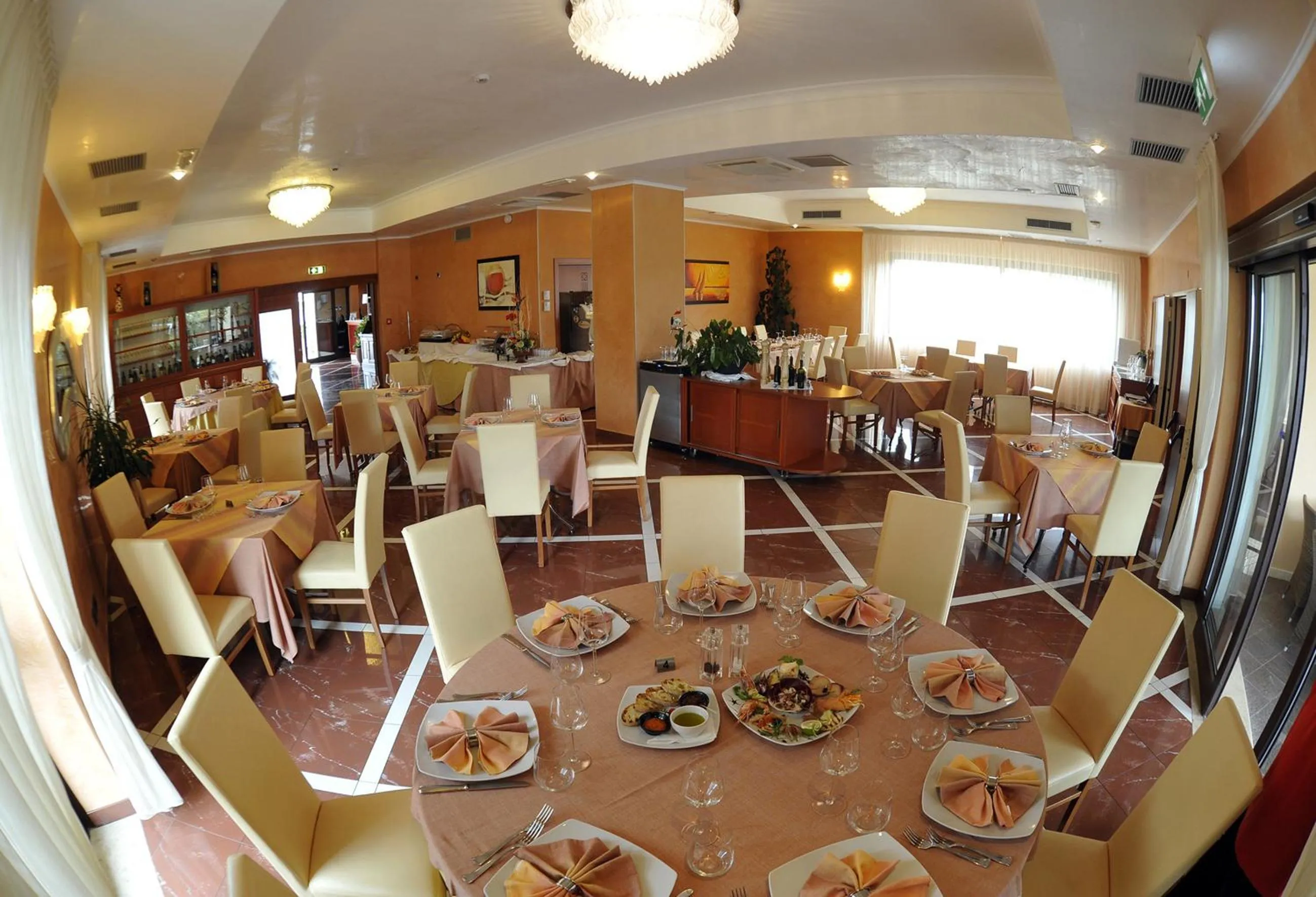 Restaurant/places to eat in Gullo Hotel