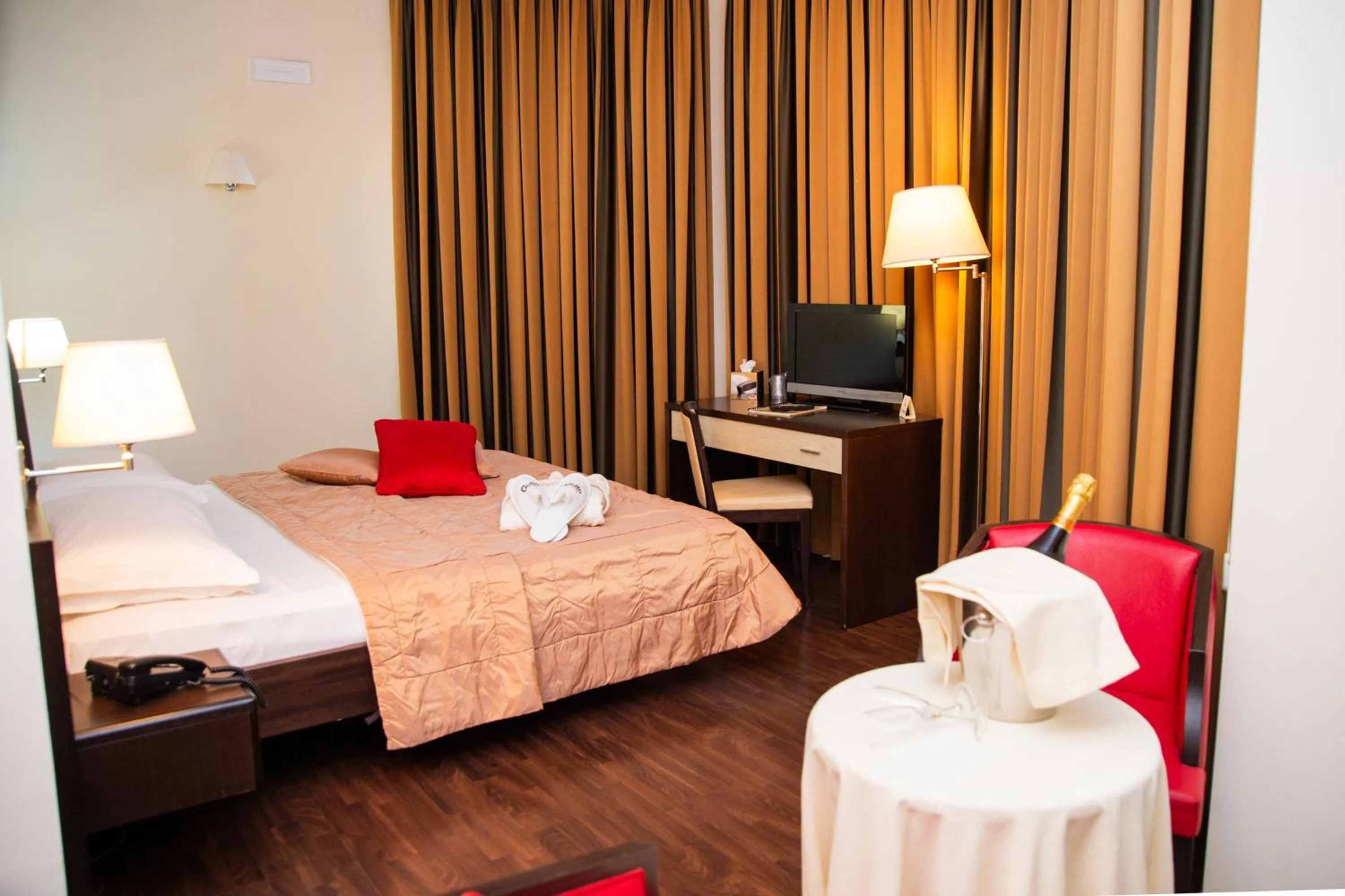 Bedroom, Bed in Gullo Hotel