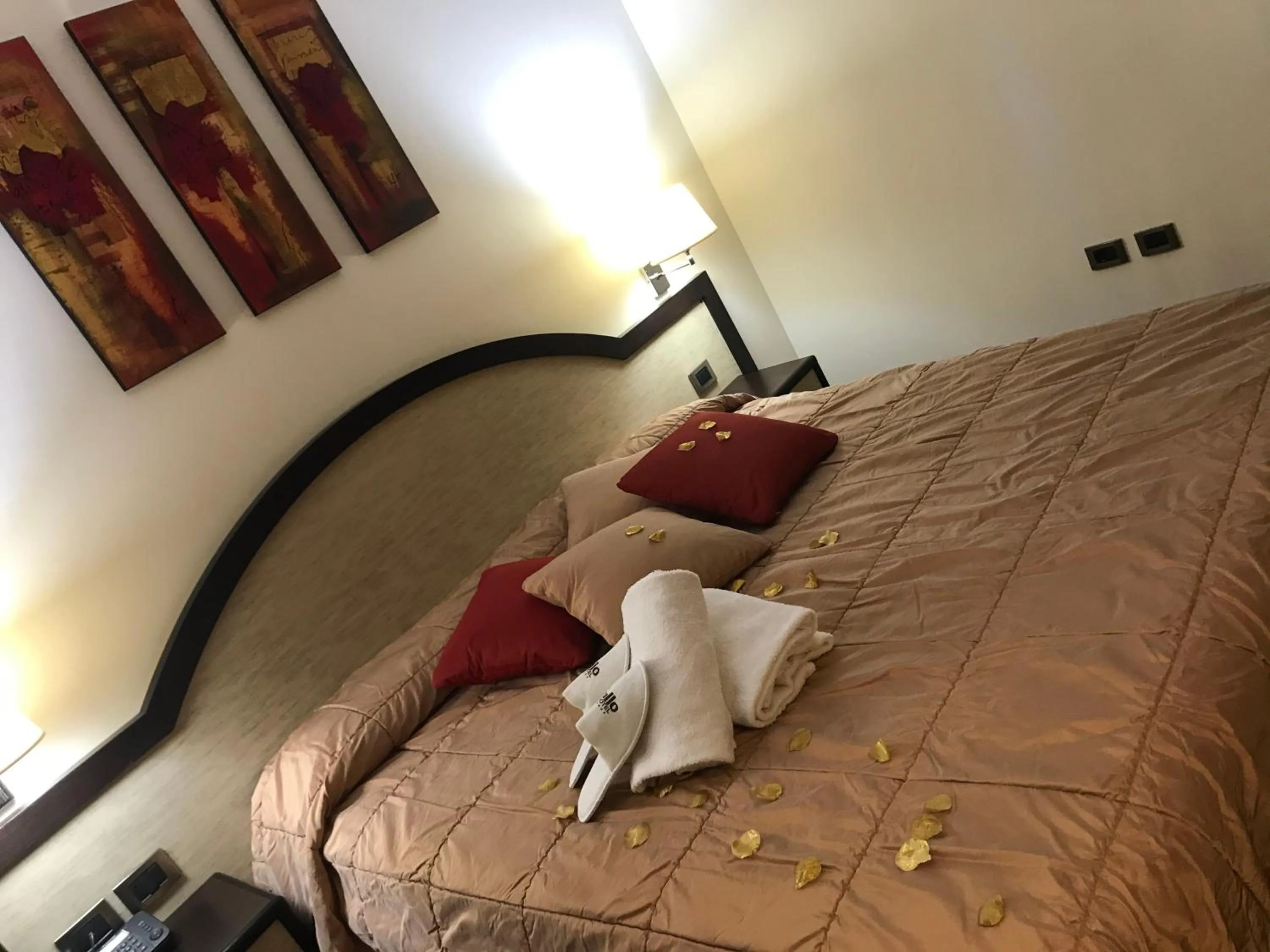 Living room, Bed in Gullo Hotel