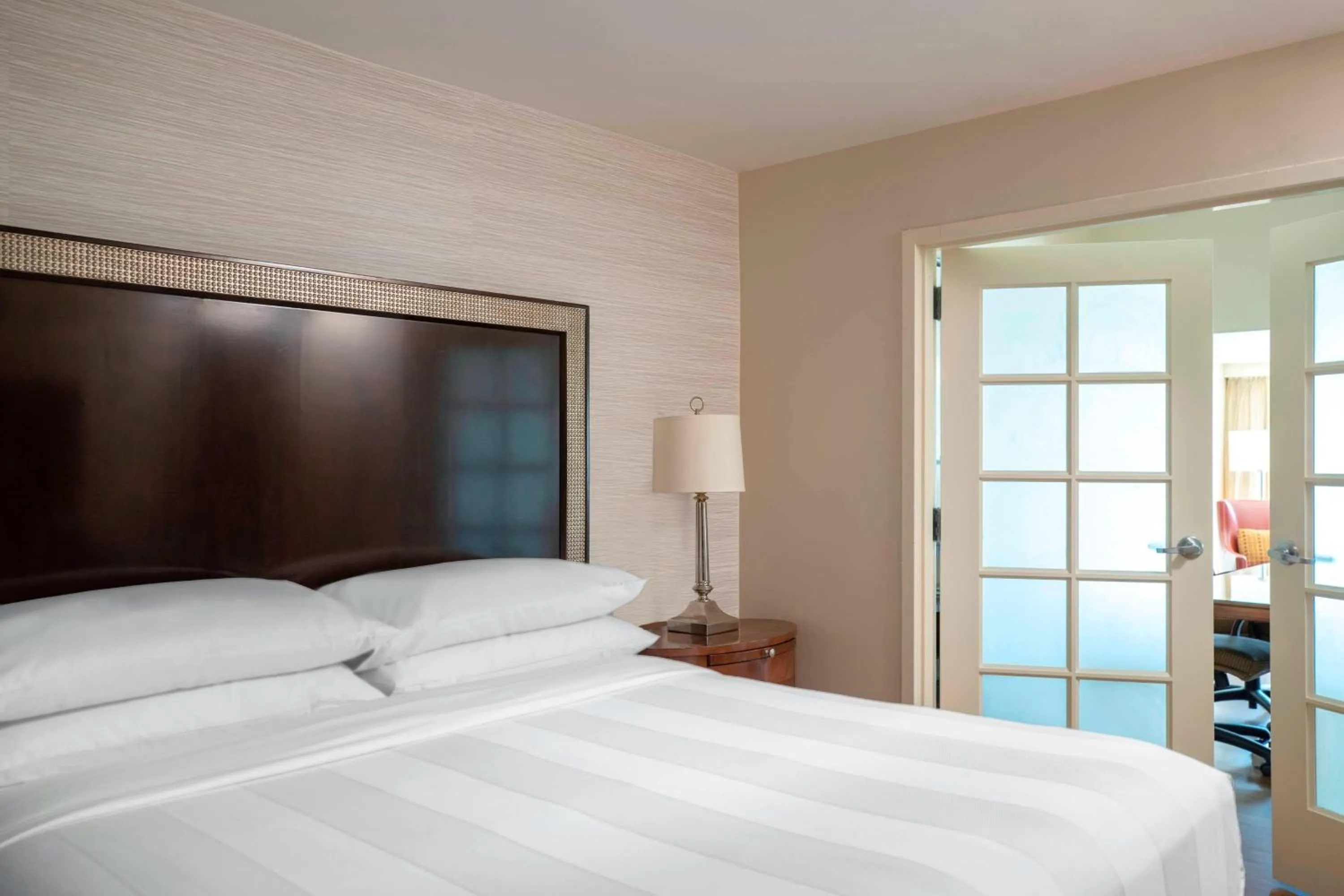 Bedroom, Bed in Atlanta Marriott Perimeter Center