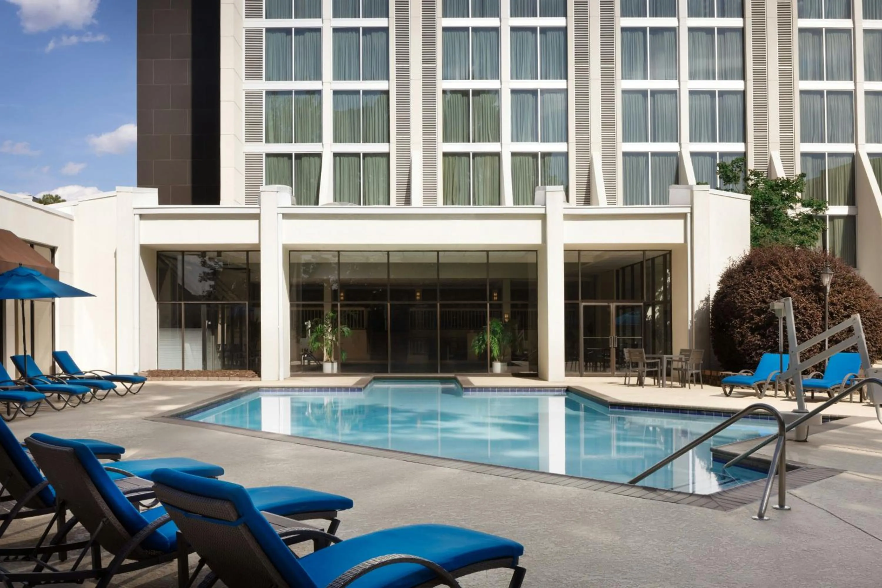 Swimming pool in Atlanta Marriott Perimeter Center