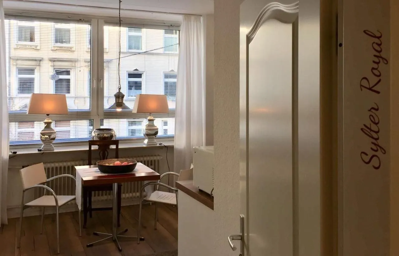 Dining area in Düsseldorfer Domicil Media Harbour