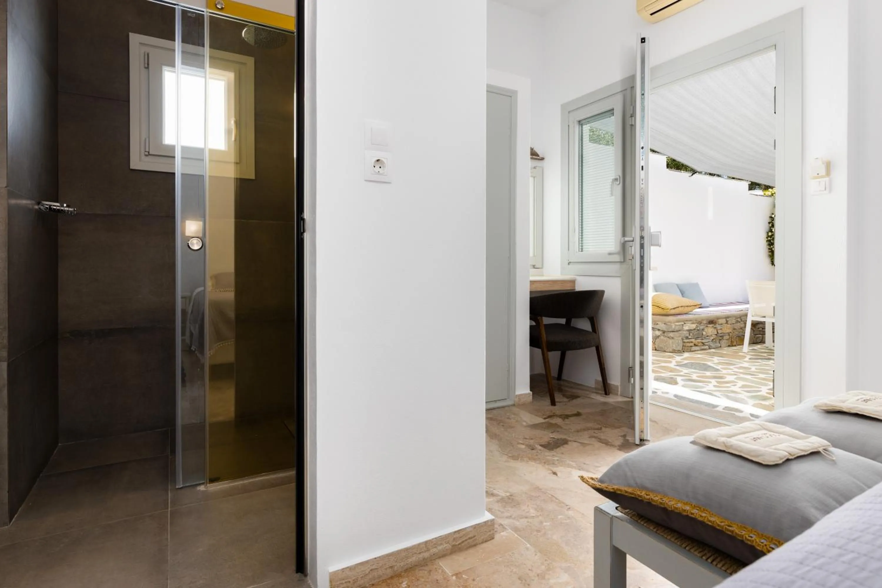 Photo of the whole room in Roses Beach