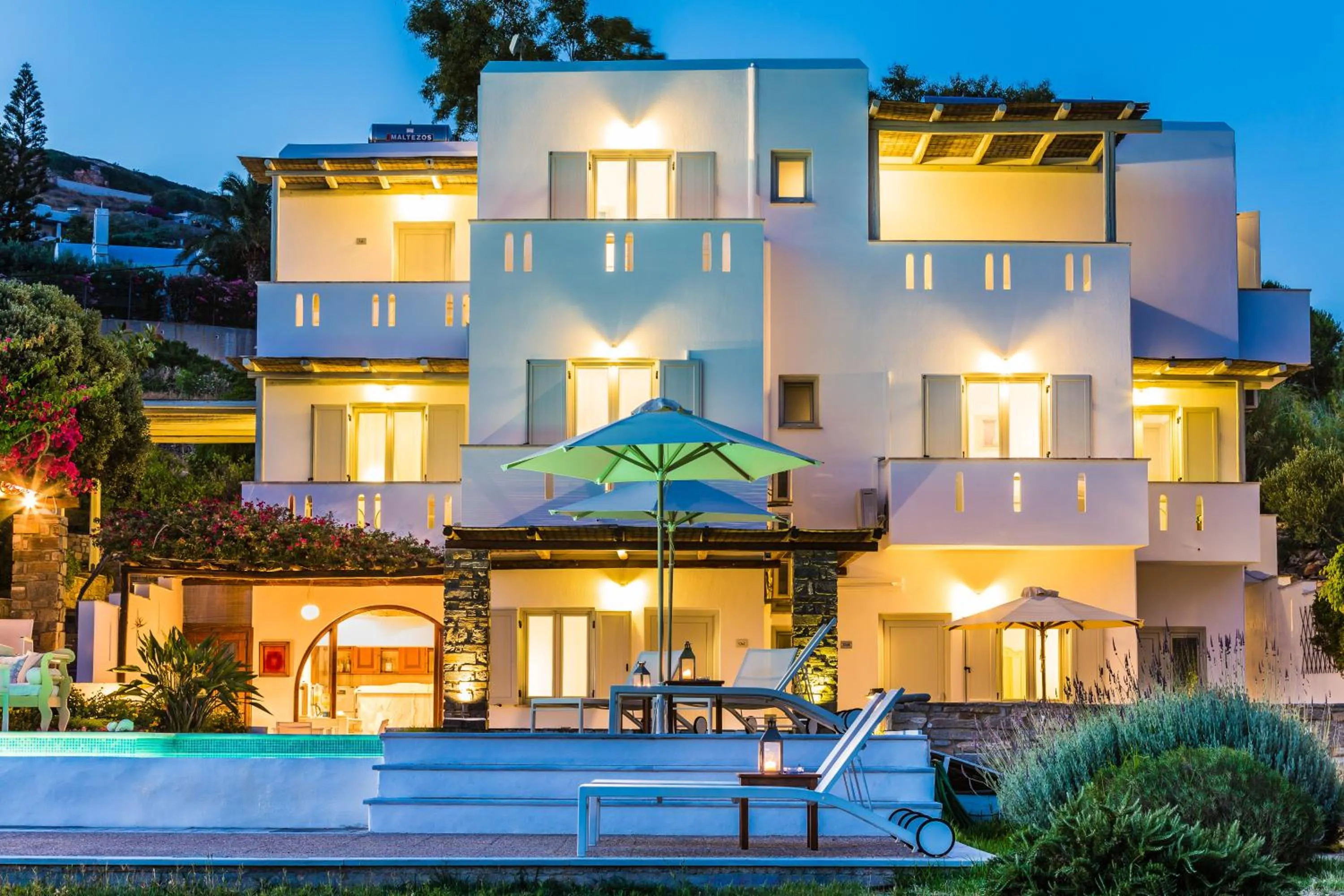 Property building in Roses Beach