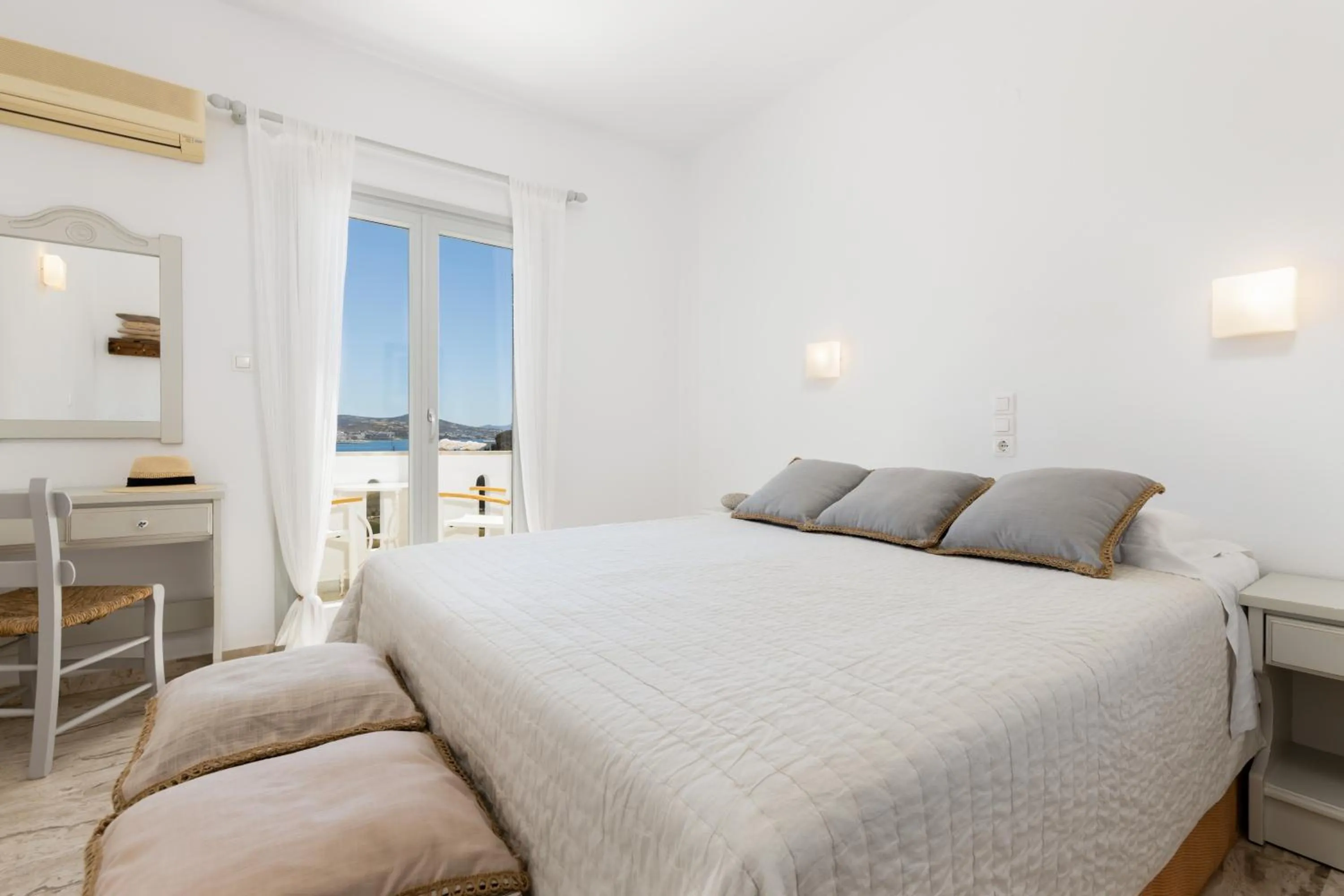 Photo of the whole room in Roses Beach