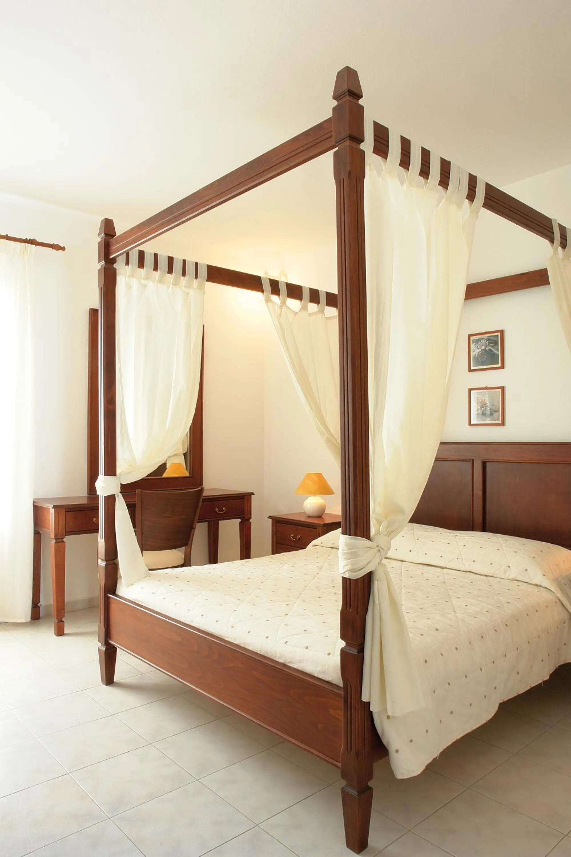 Photo of the whole room, Bed in Vardia Bay Studios