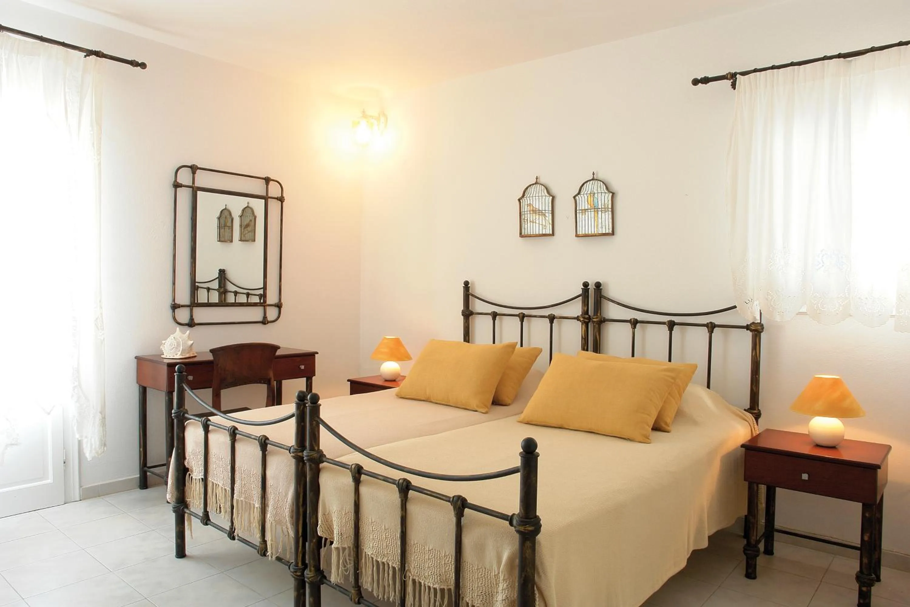 Photo of the whole room, Bed in Vardia Bay Studios