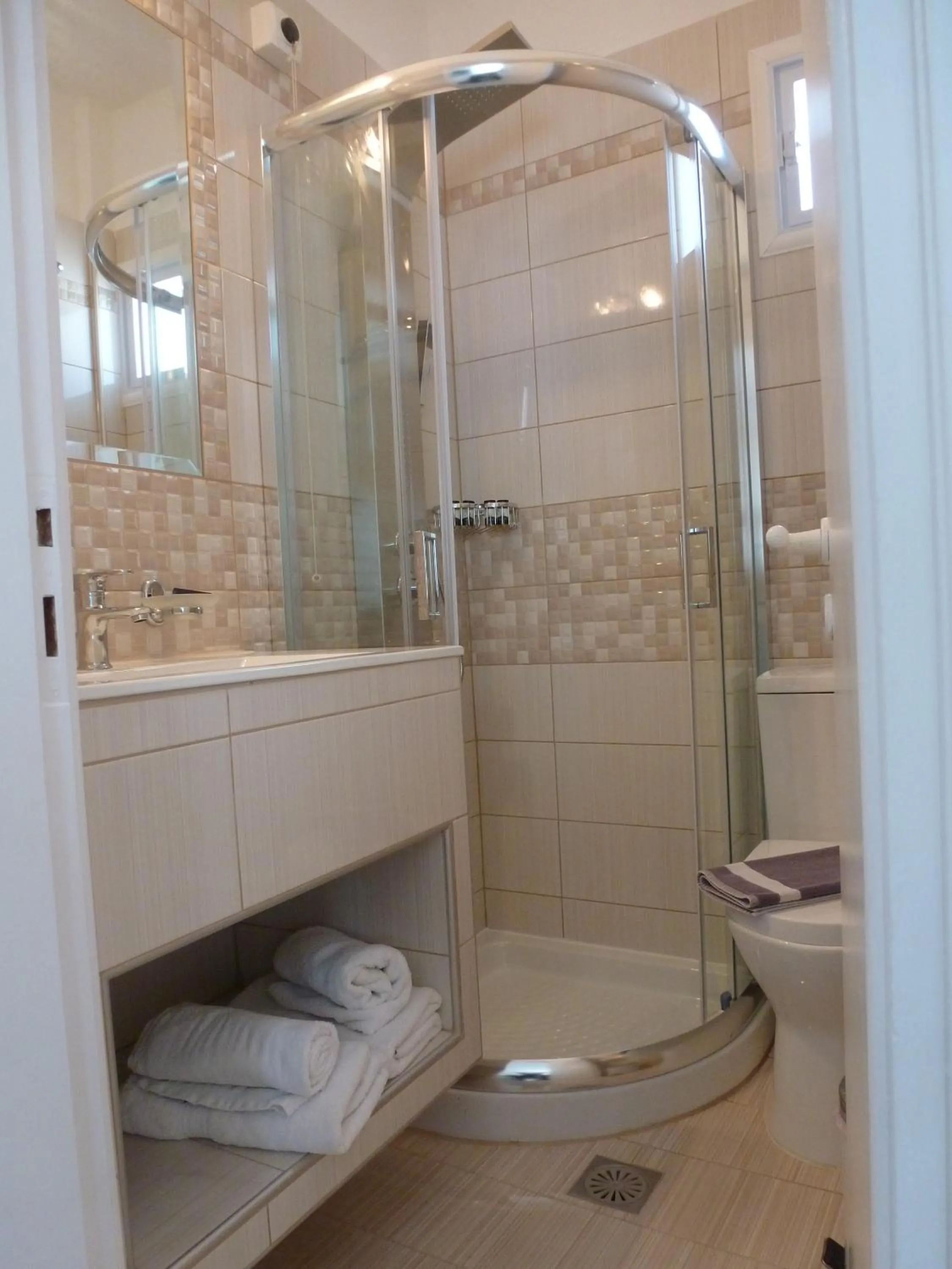 Shower in Vardia Bay Studios