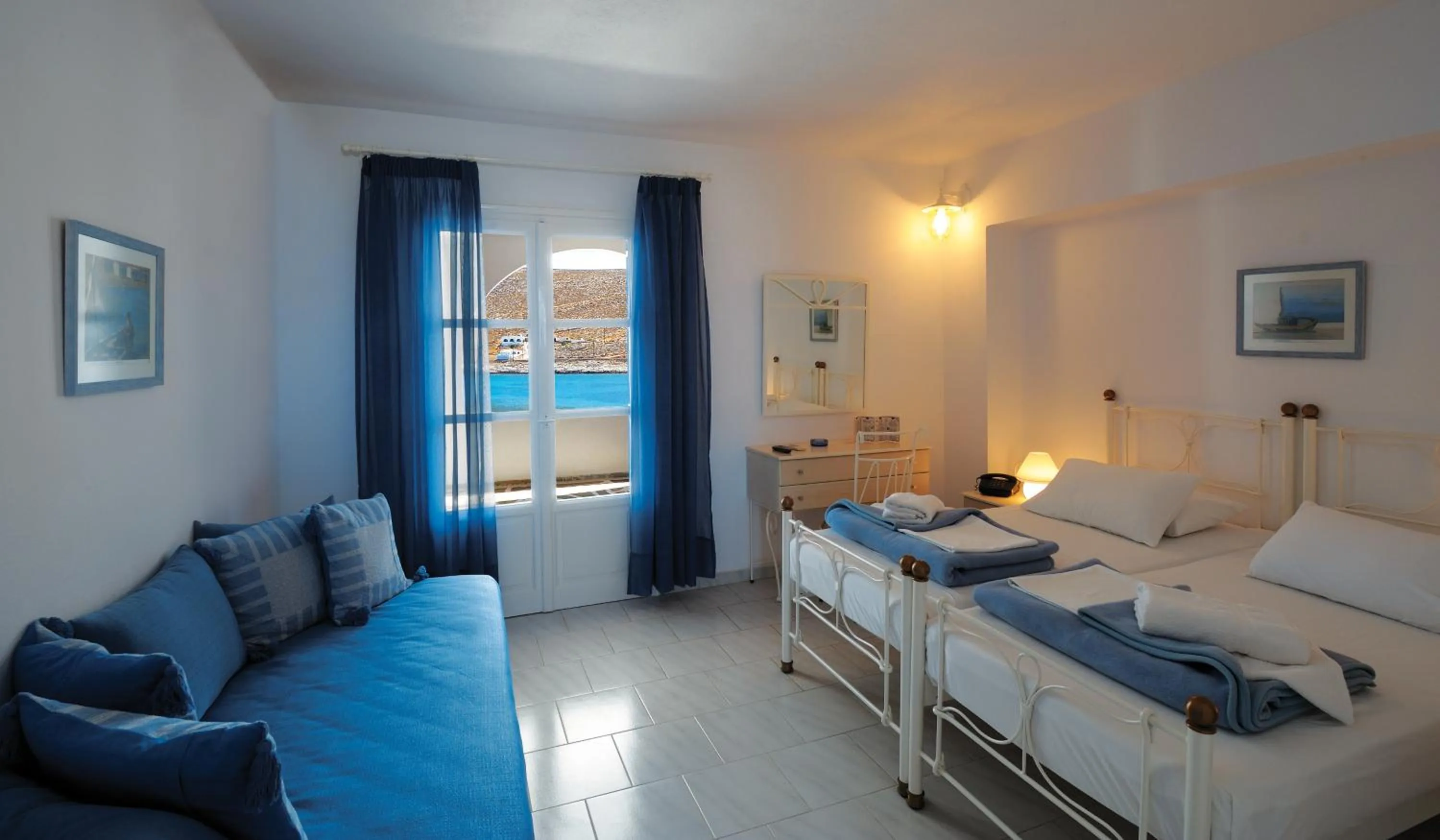 Photo of the whole room, Bed in Vardia Bay Studios