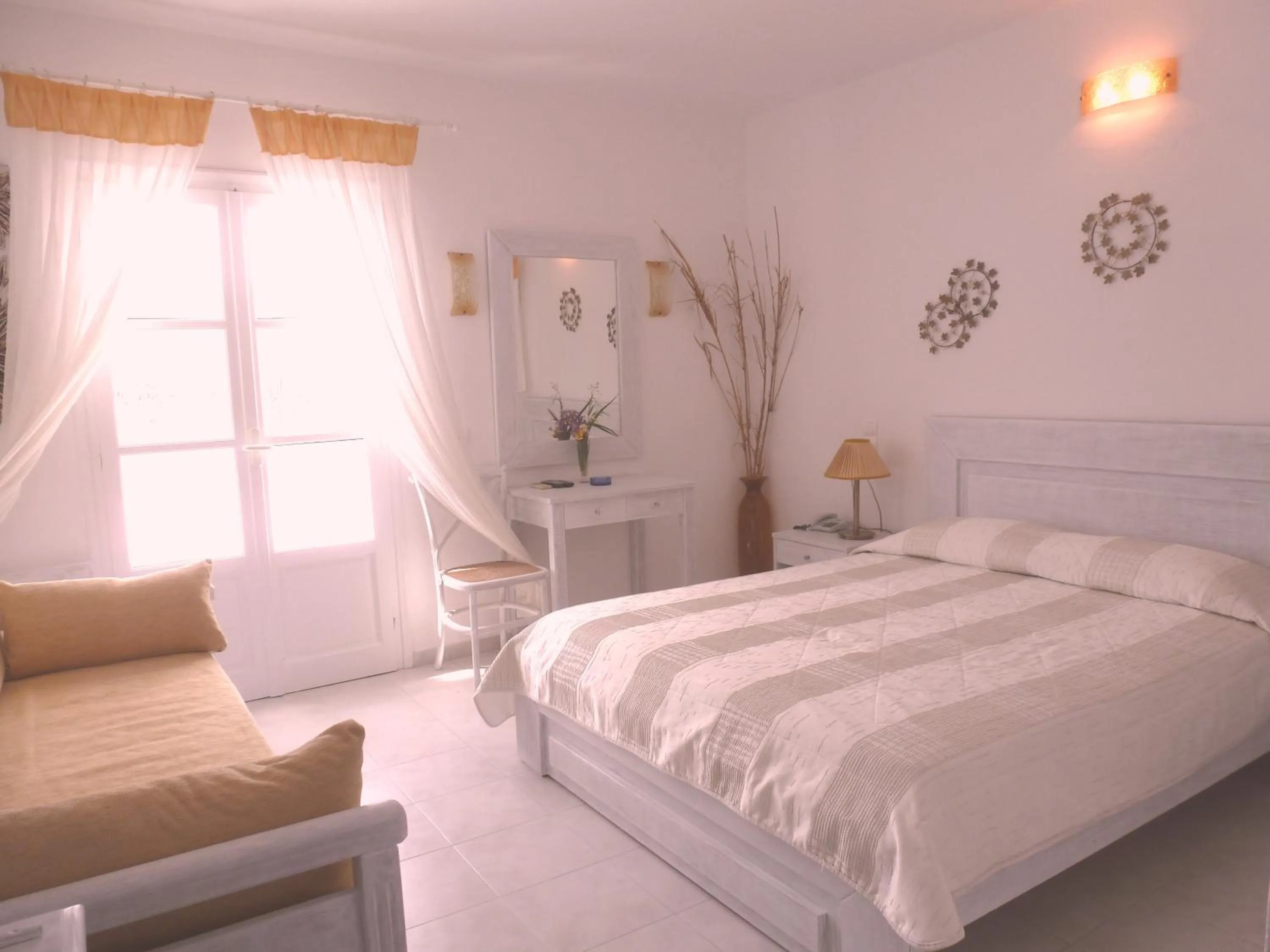 Living room, Bed in Vardia Bay Studios