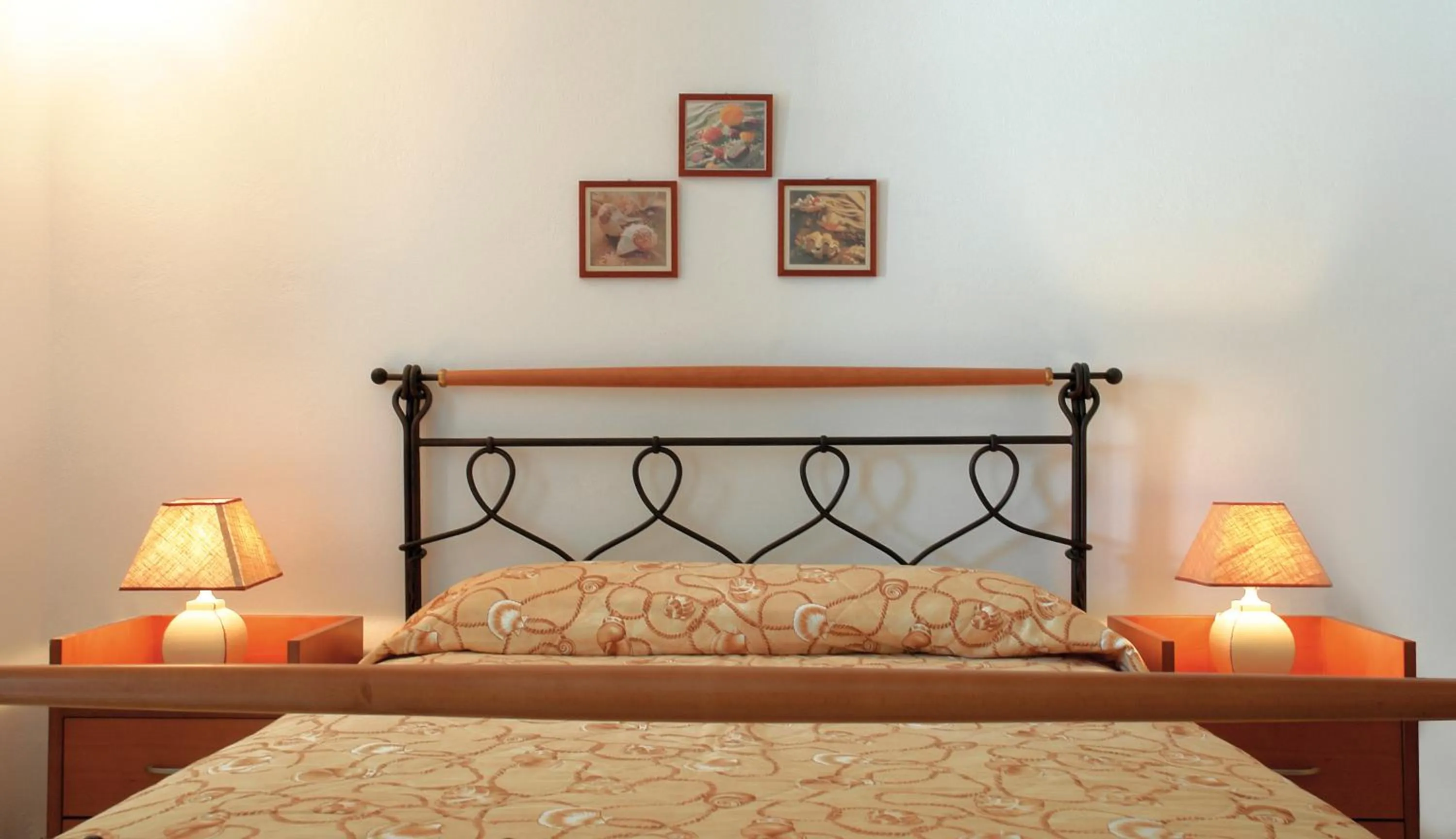 Photo of the whole room, Bed in Vardia Bay Studios