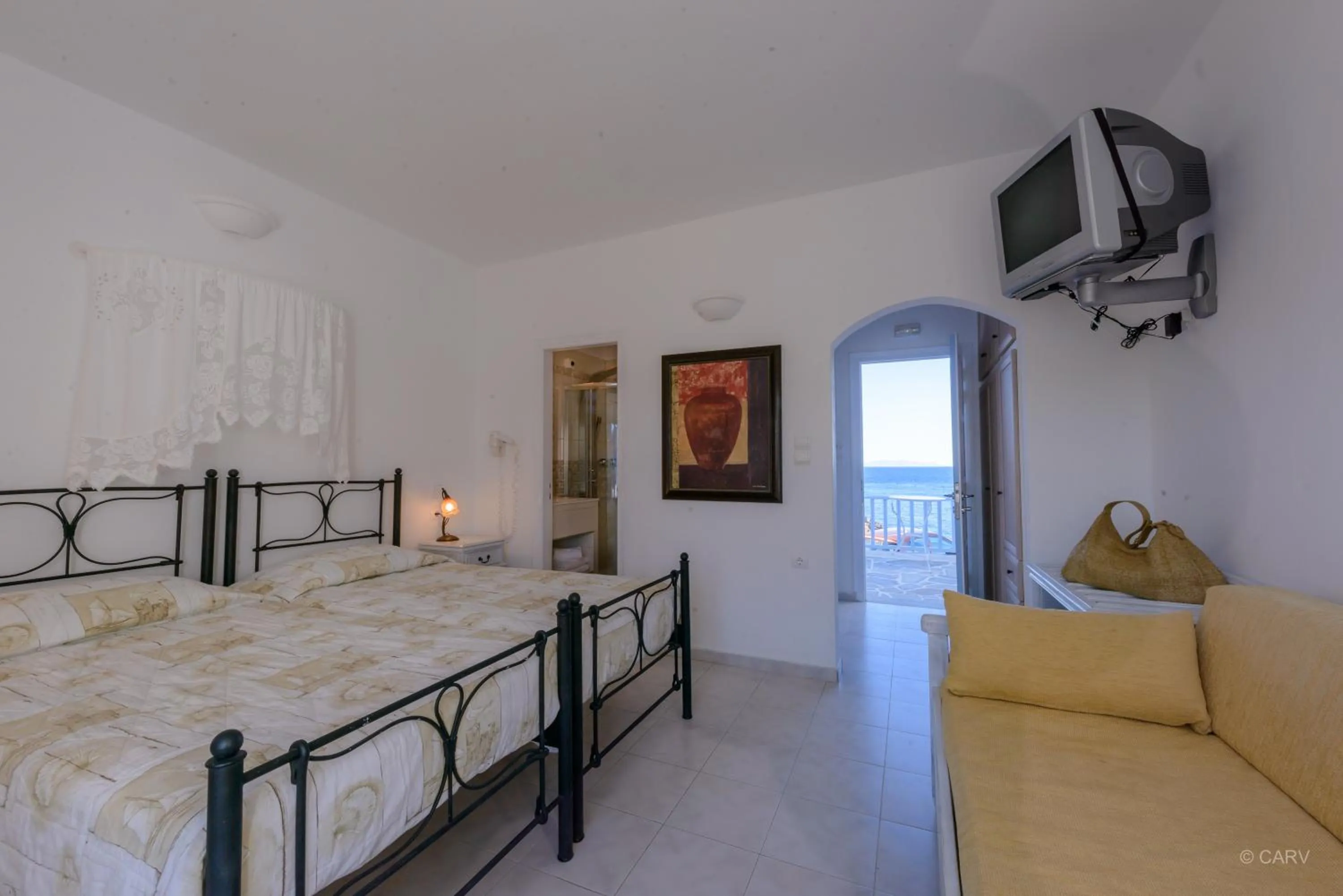 Photo of the whole room, Bed in Vardia Bay Studios