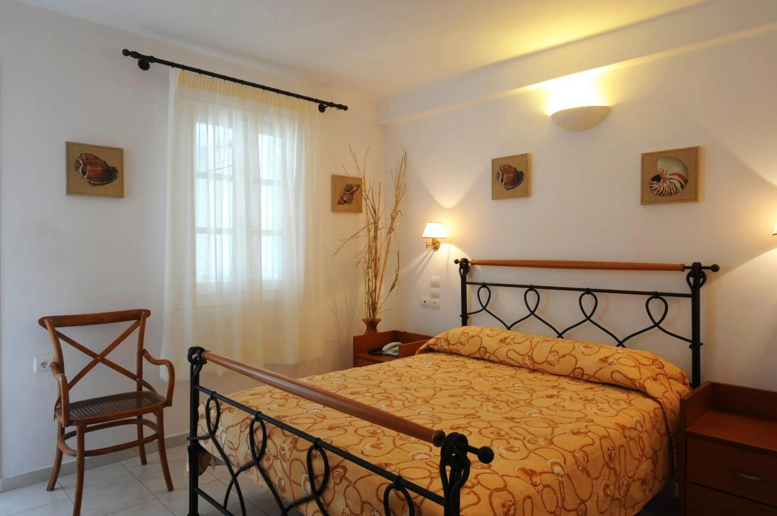 Photo of the whole room, Bed in Vardia Bay Studios