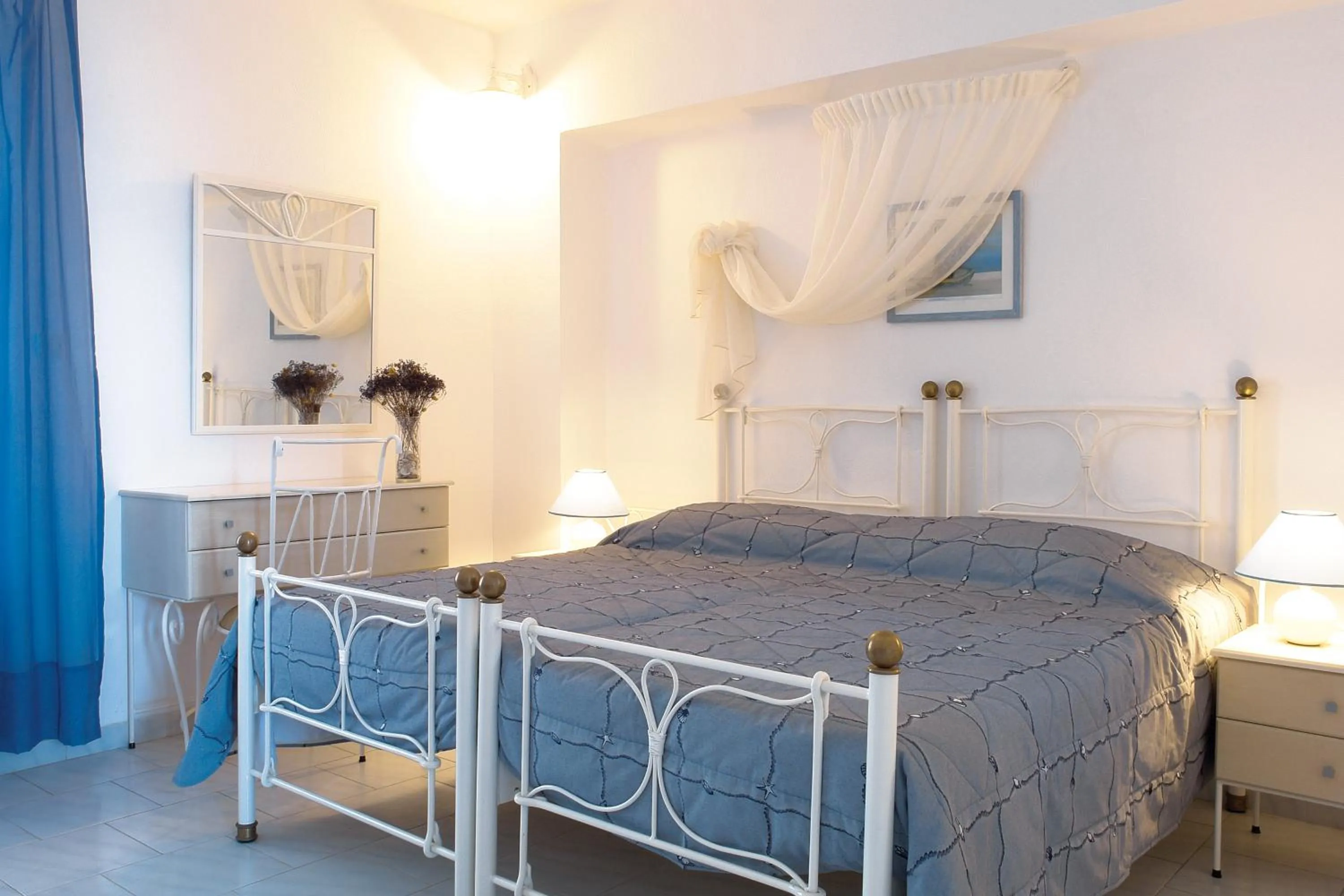 Photo of the whole room, Bed in Vardia Bay Studios