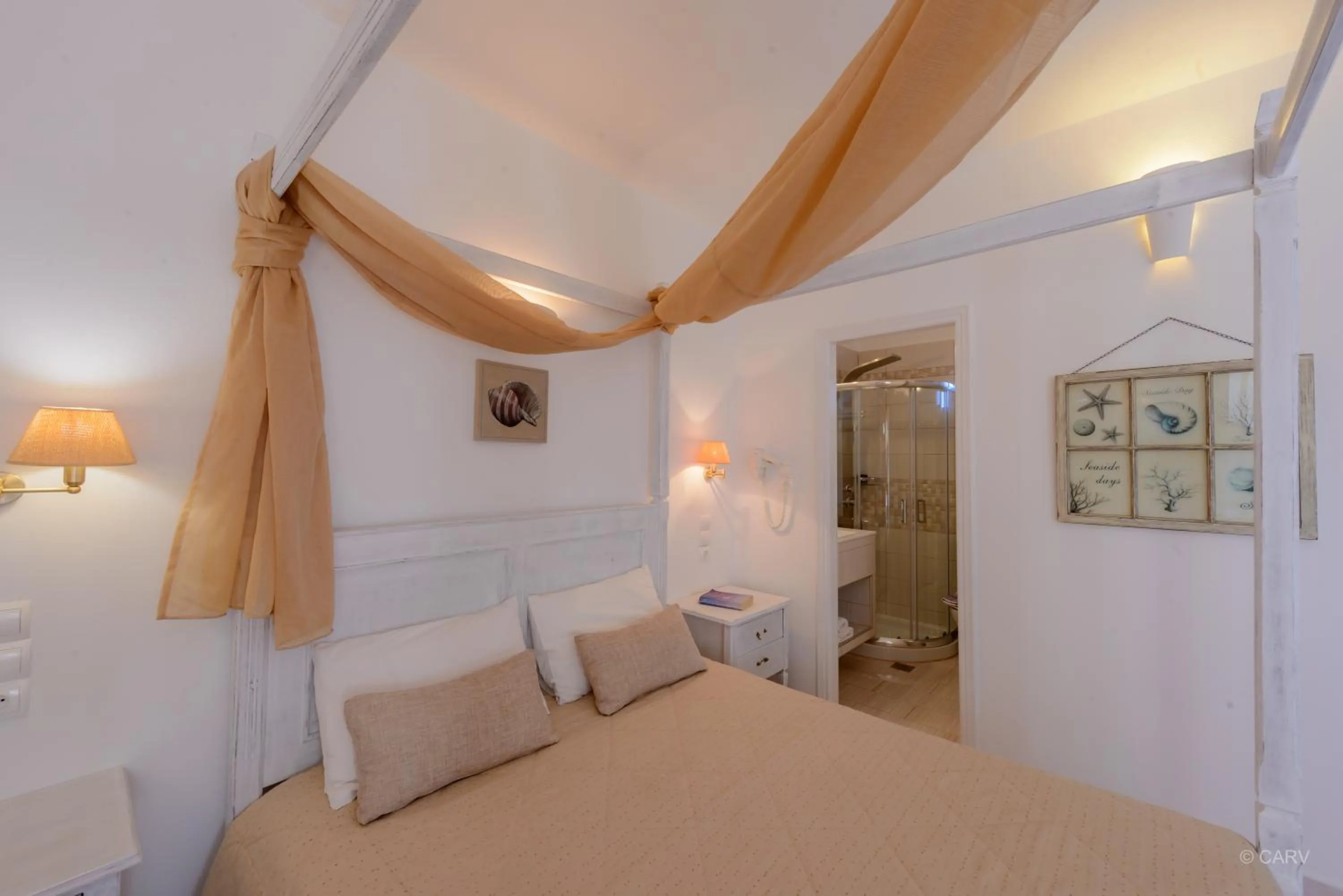 Photo of the whole room, Bed in Vardia Bay Studios