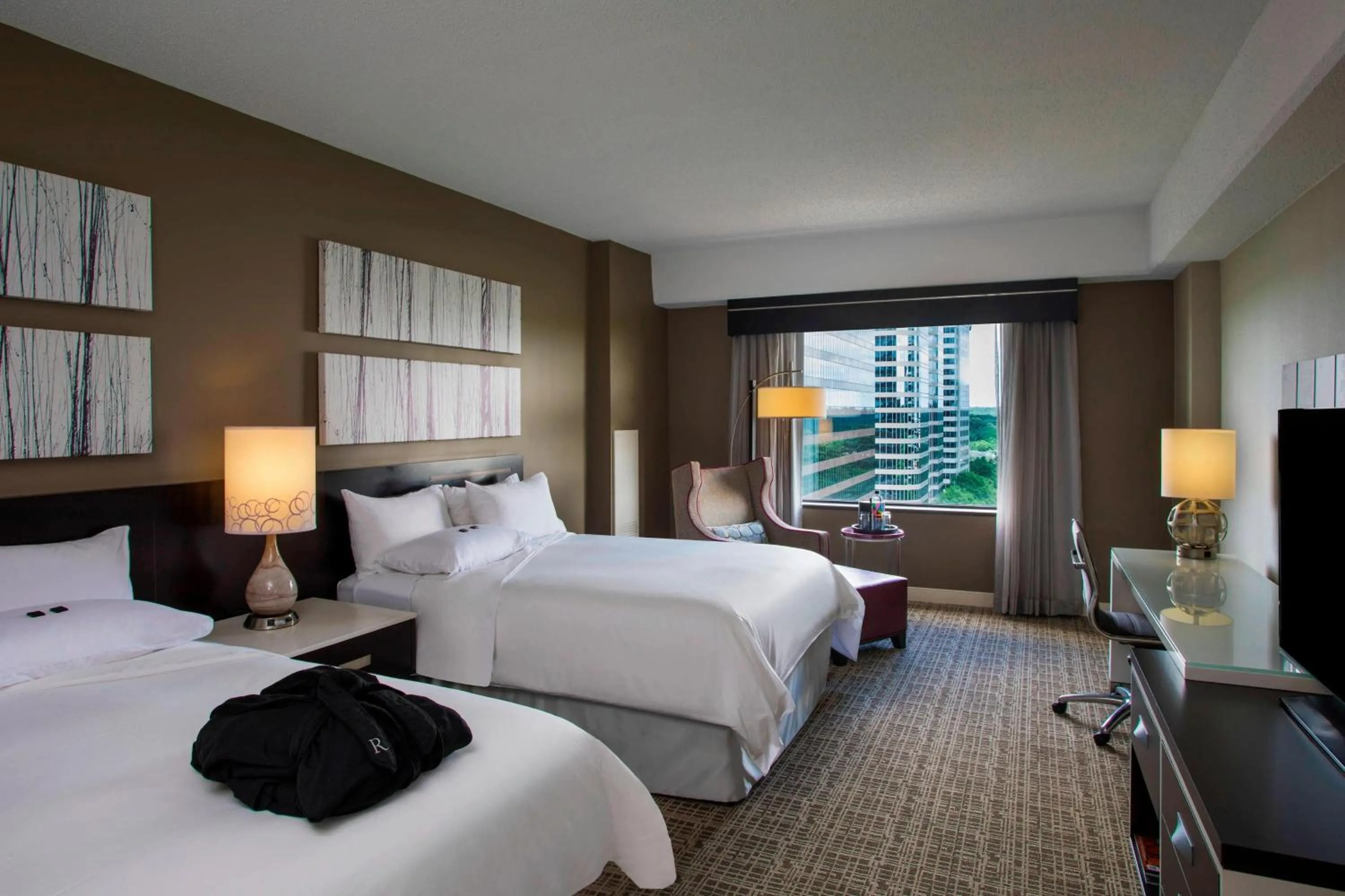 Photo of the whole room, Bed in Renaissance Atlanta Waverly Hotel & Convention Center