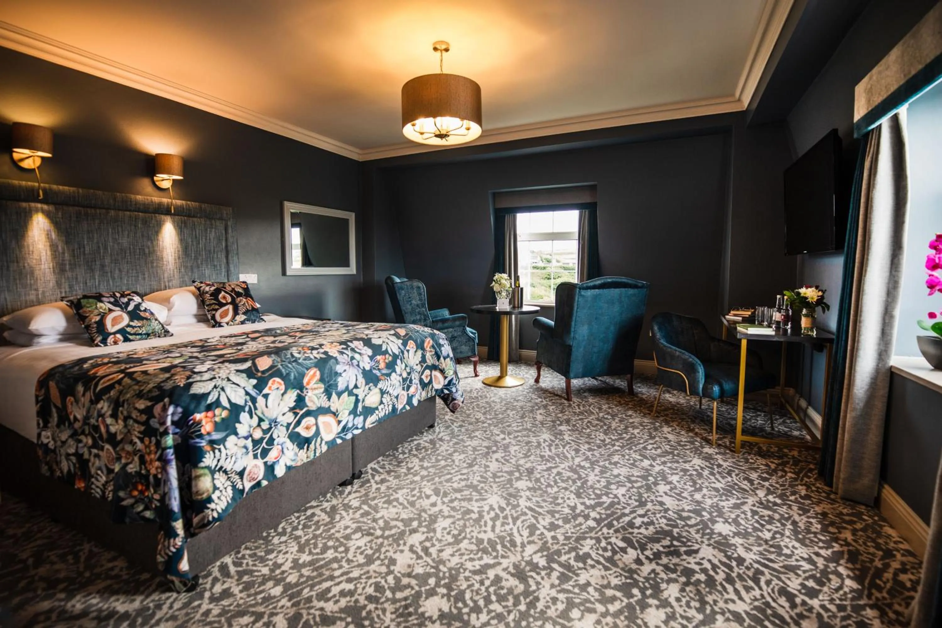 Bedroom, Bed in Falls Hotel & Spa