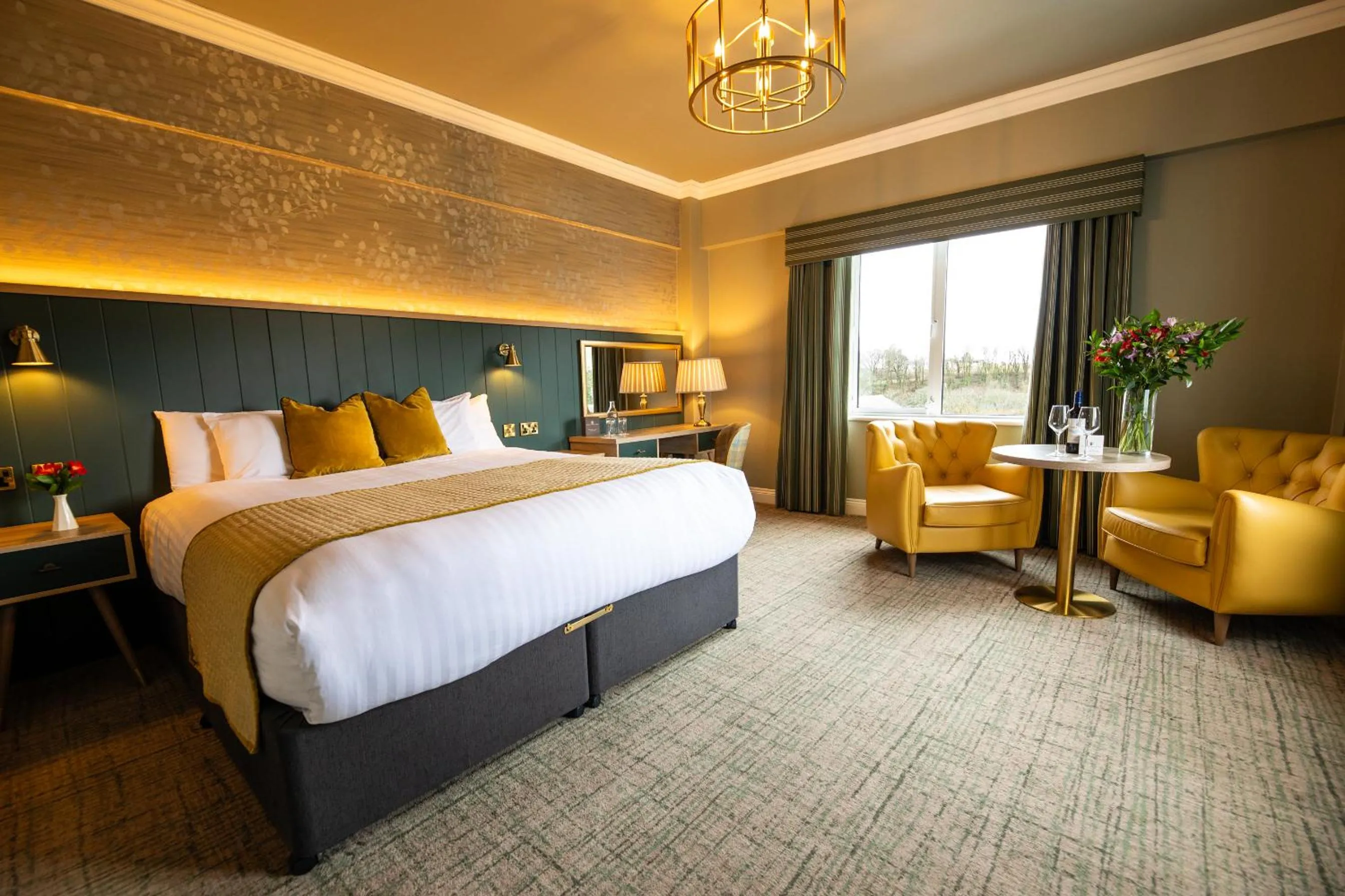 Property building, Bed in Falls Hotel & Spa