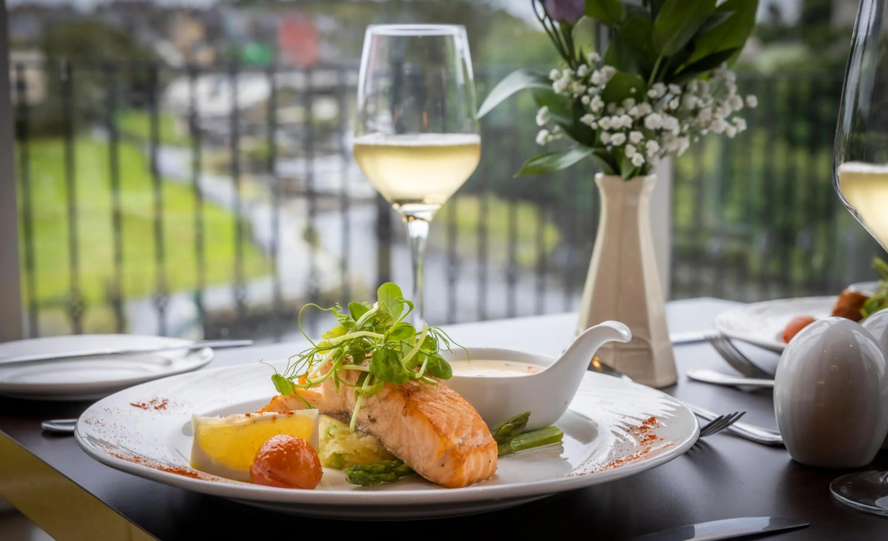 Restaurant/places to eat in Falls Hotel & Spa