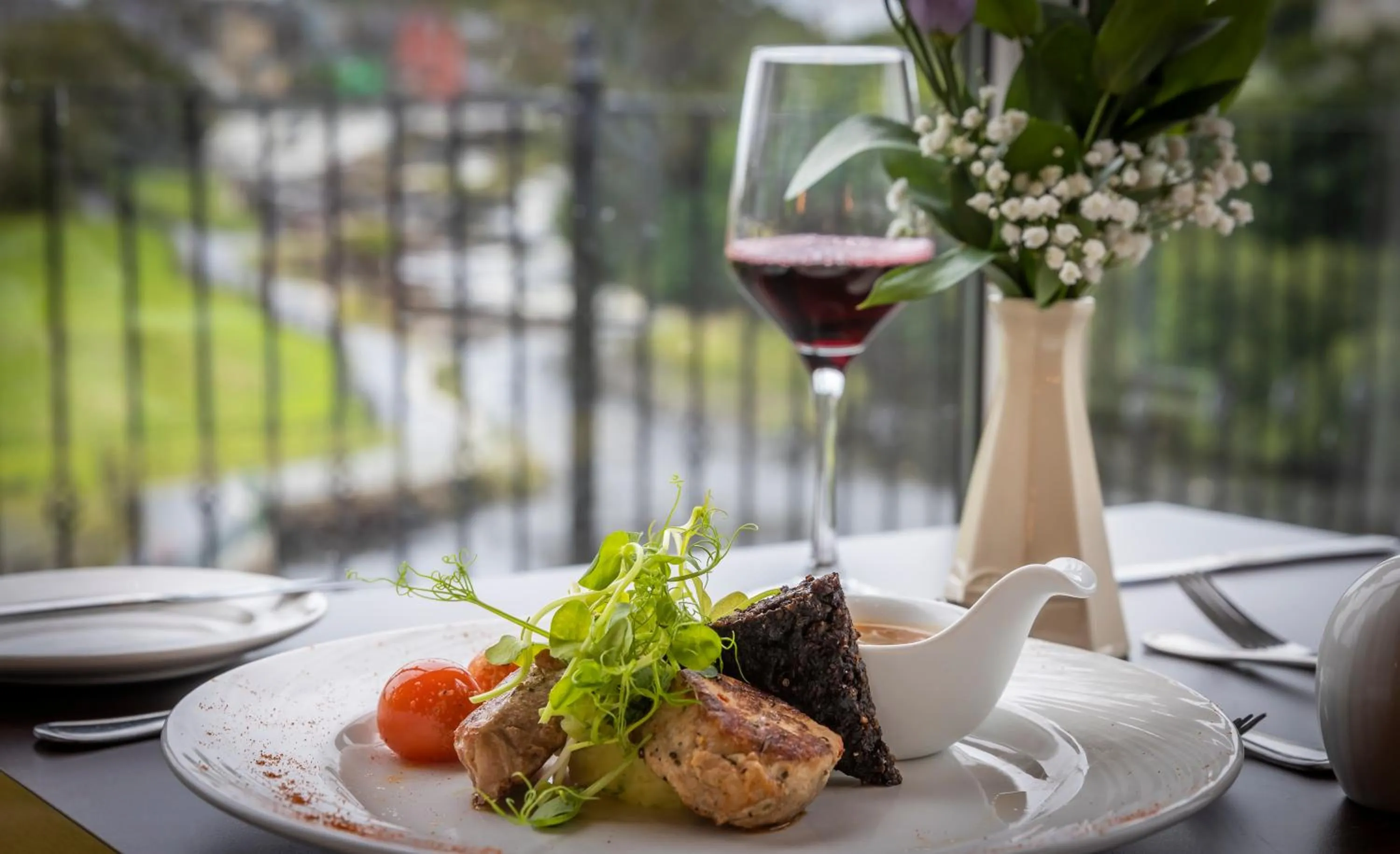 Restaurant/places to eat in Falls Hotel & Spa