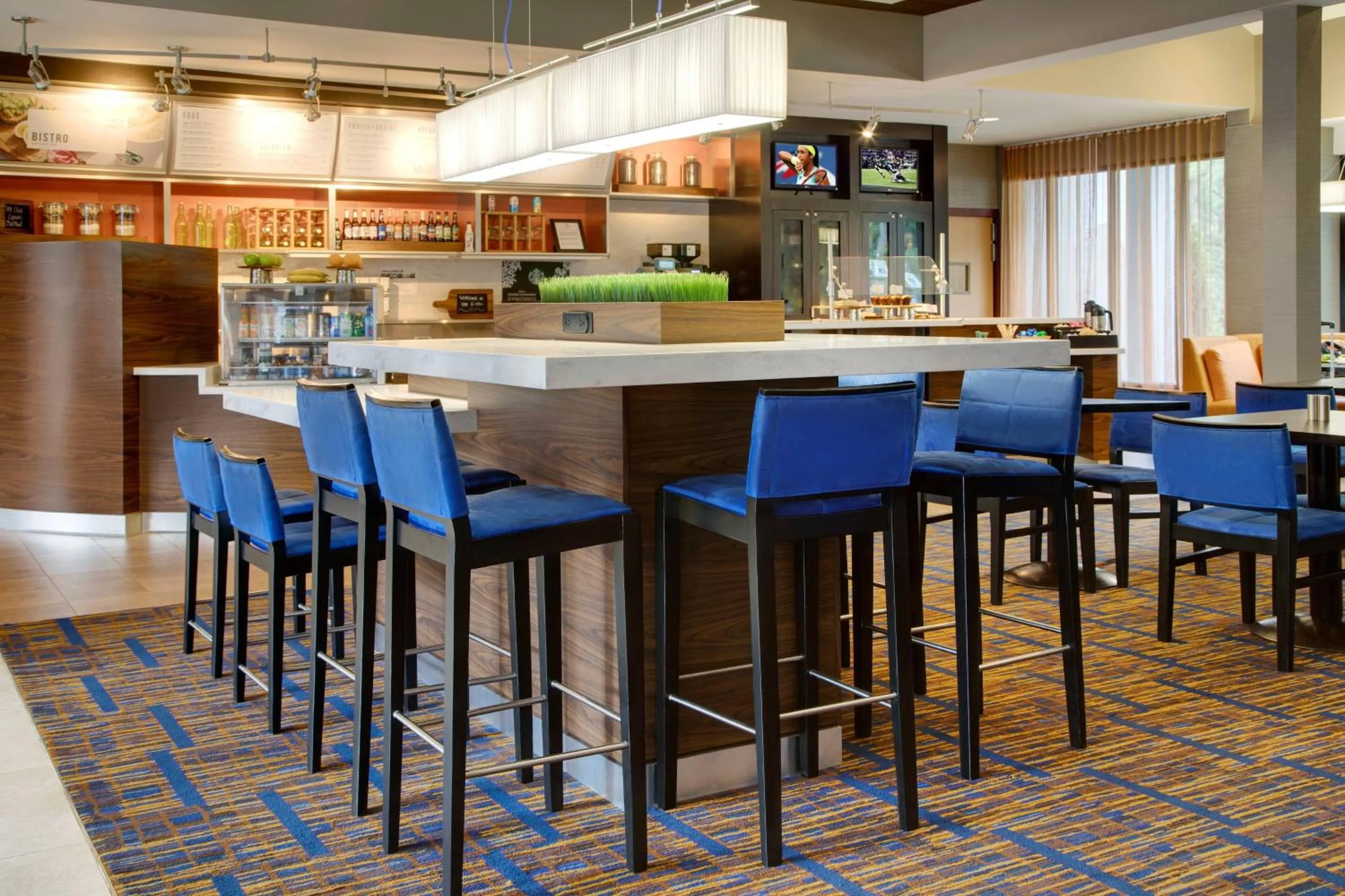 Restaurant/places to eat in Courtyard by Marriott Atlanta Windy Hill/Ballpark