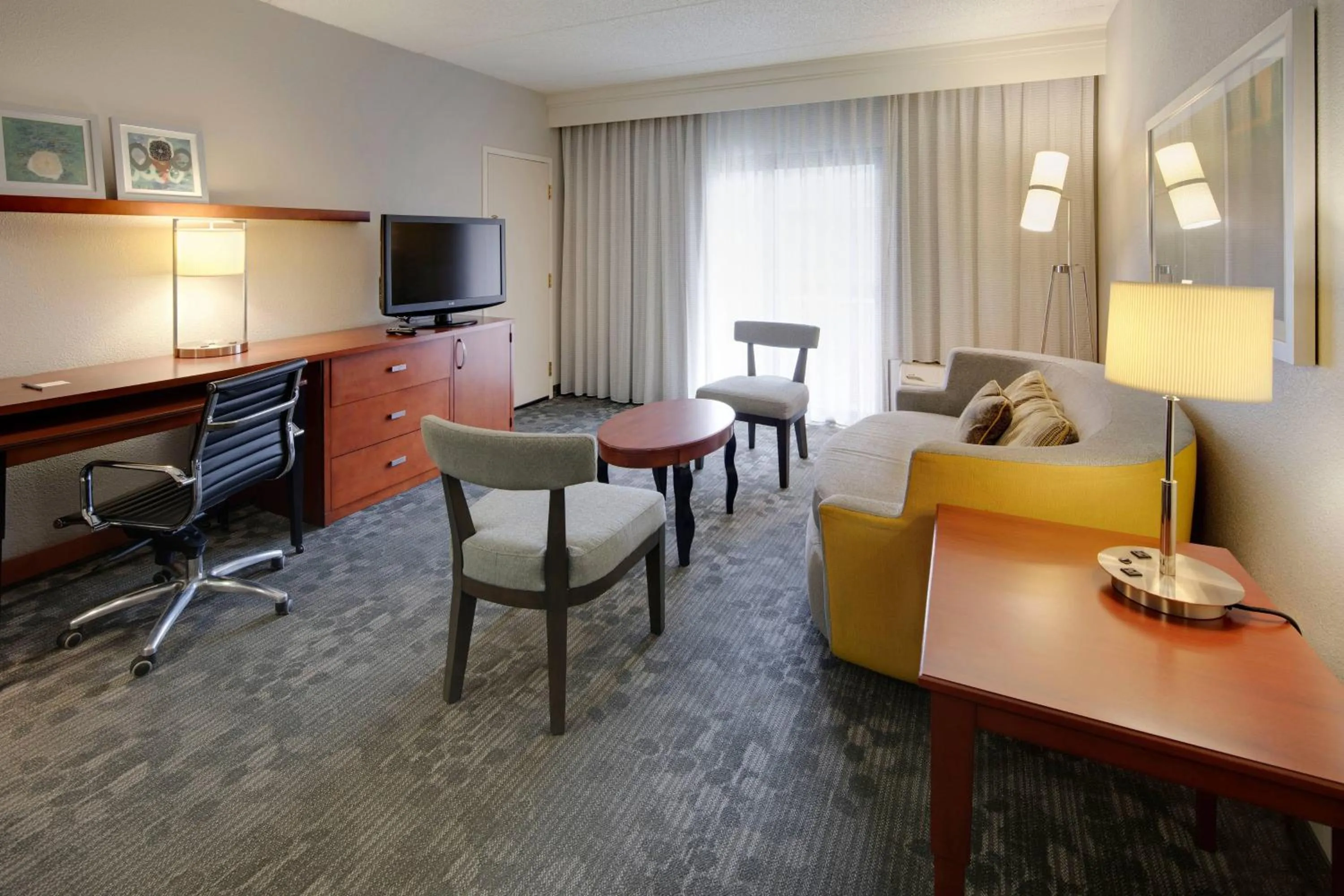 Living room, Bed in Courtyard by Marriott Atlanta Windy Hill/Ballpark