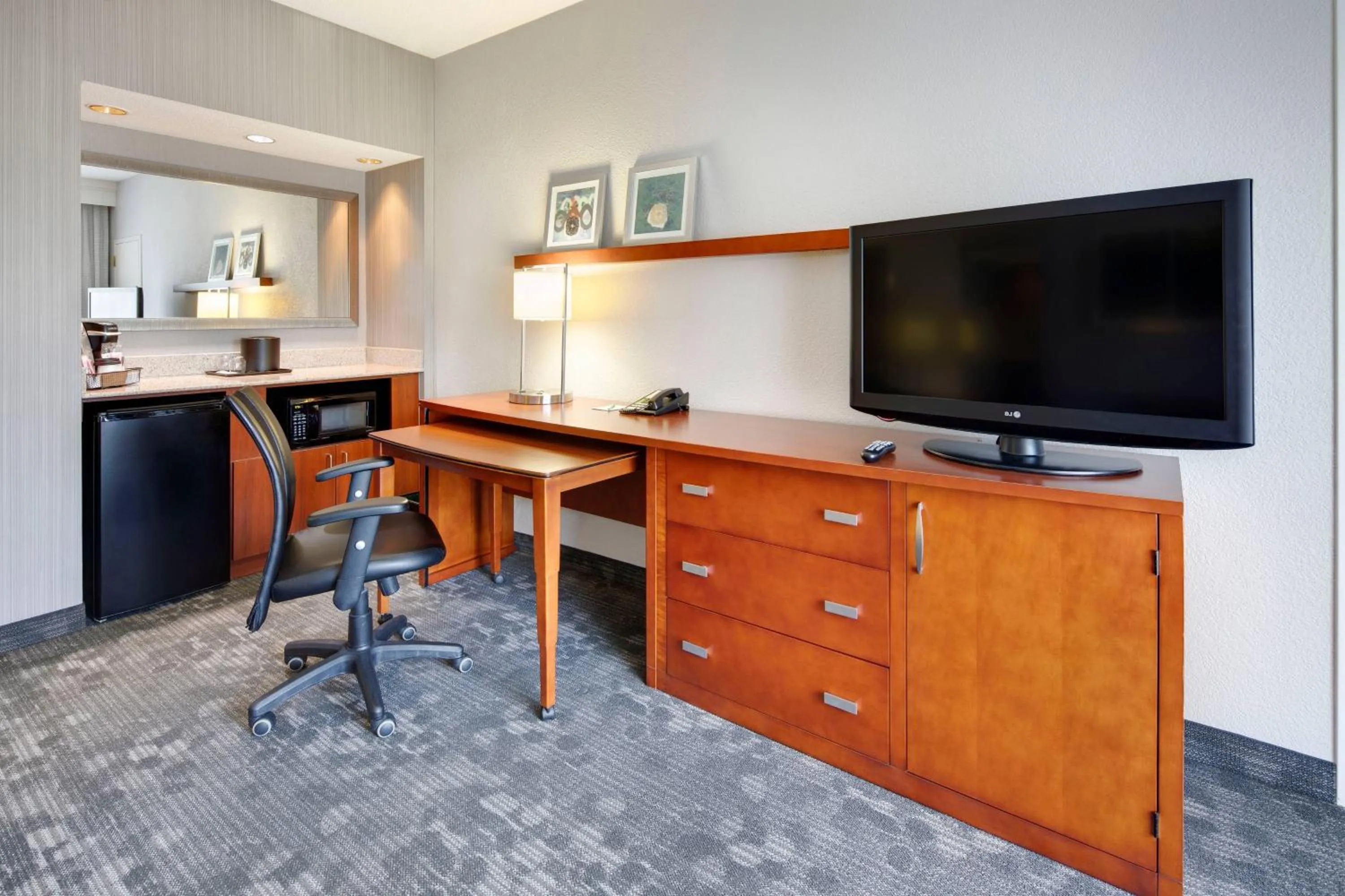 Kitchen or kitchenette in Courtyard by Marriott Atlanta Windy Hill/Ballpark