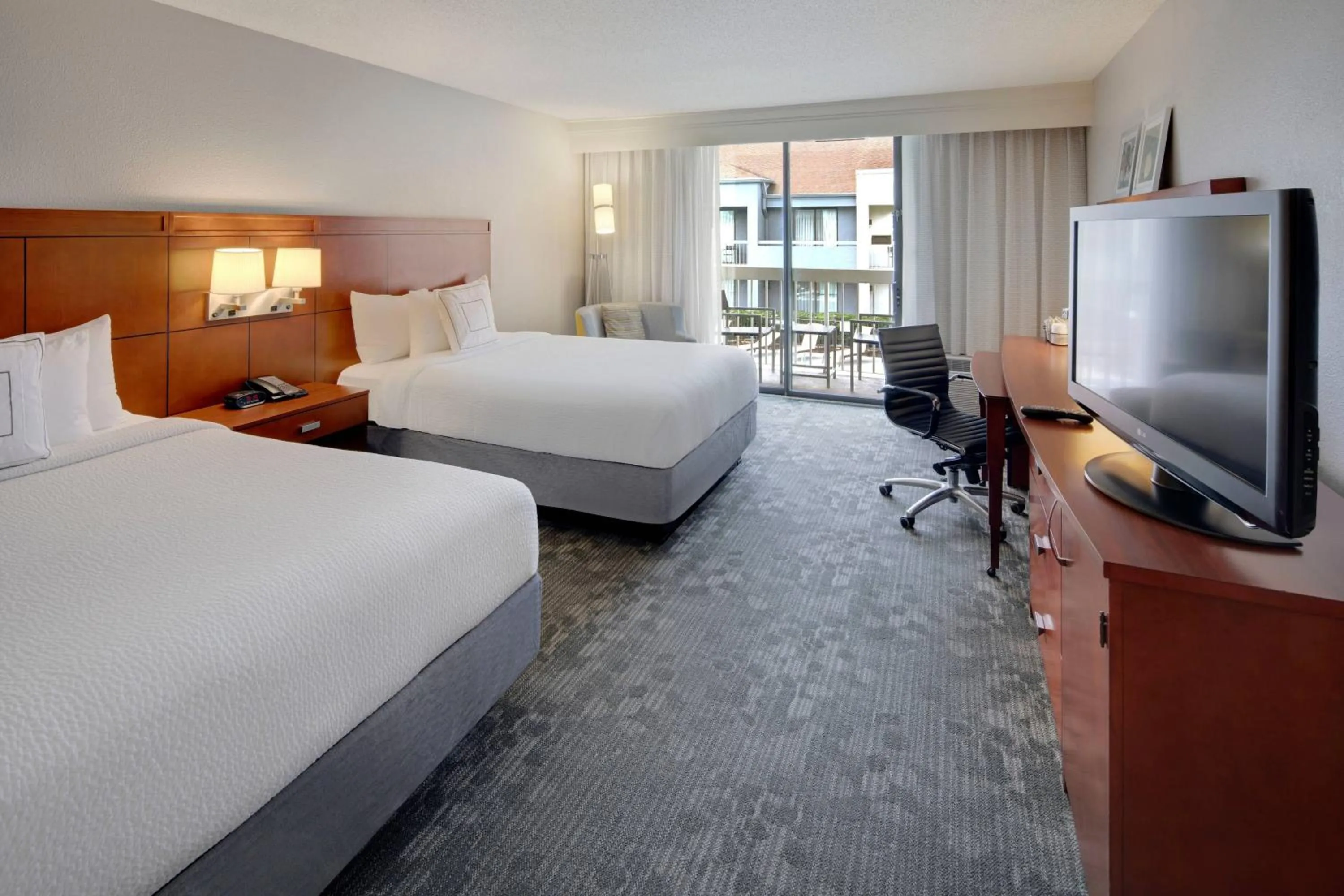 Bedroom, Bed in Courtyard by Marriott Atlanta Windy Hill/Ballpark