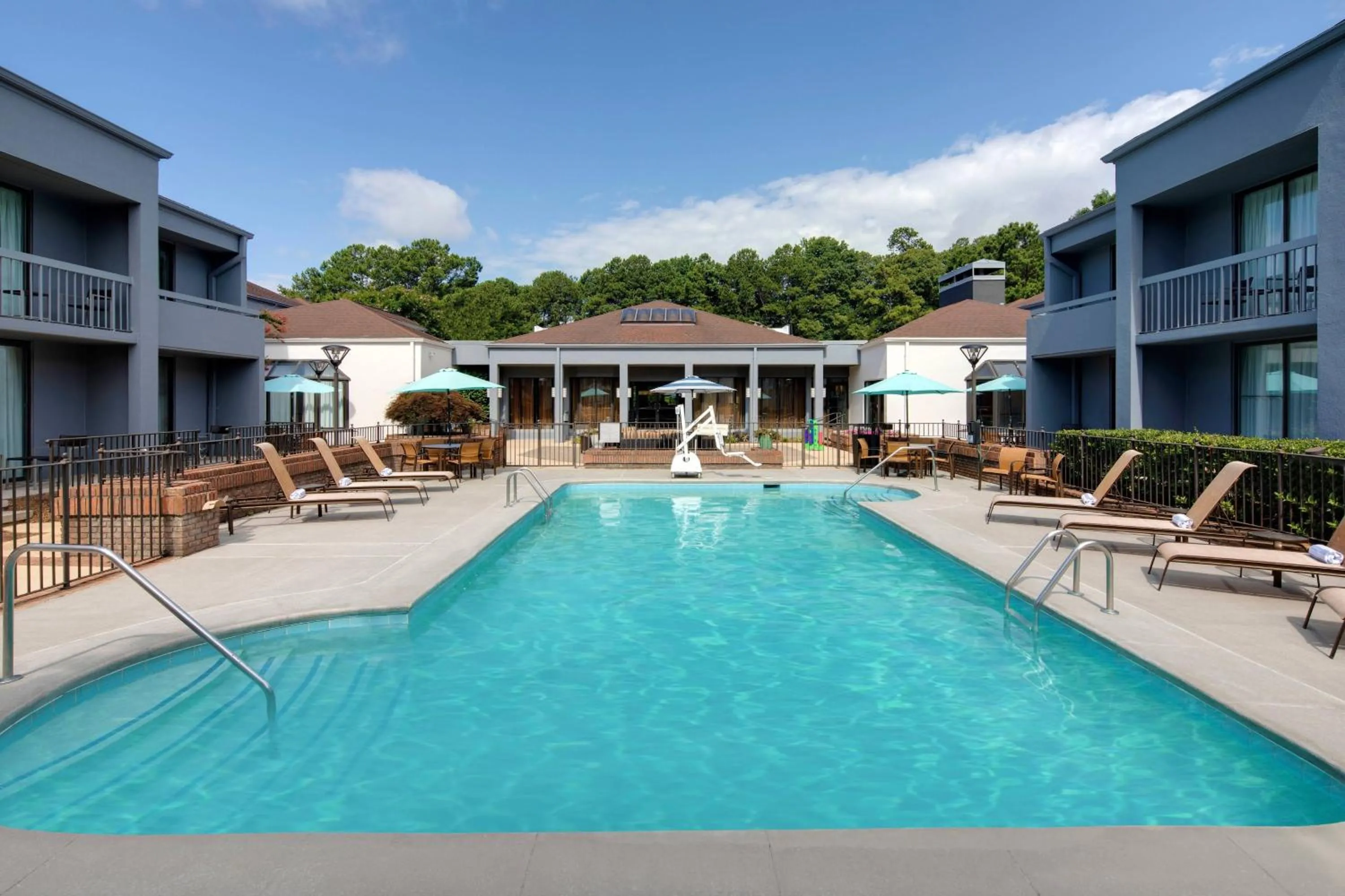 Swimming pool in Courtyard by Marriott Atlanta Windy Hill/Ballpark