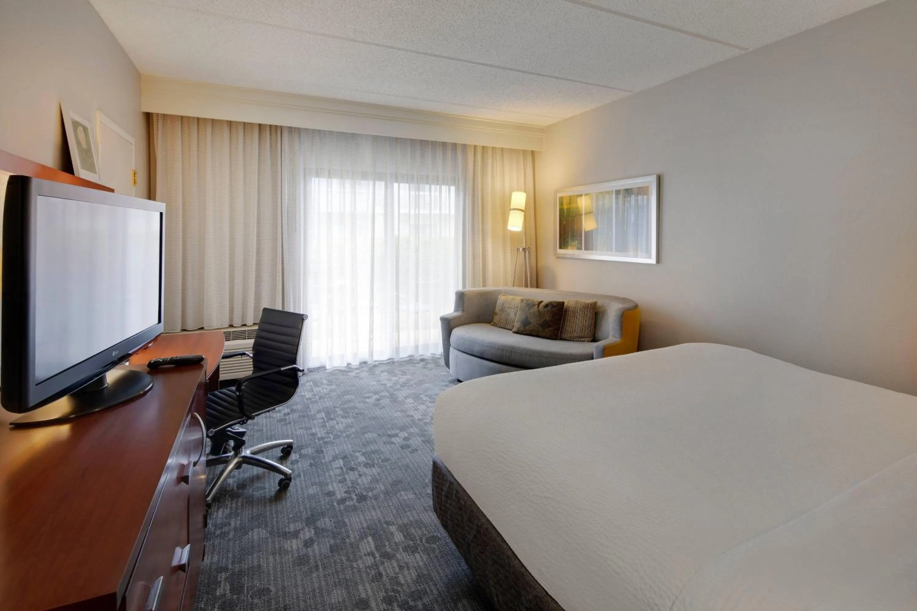 Bedroom, Bed in Courtyard by Marriott Atlanta Windy Hill/Ballpark