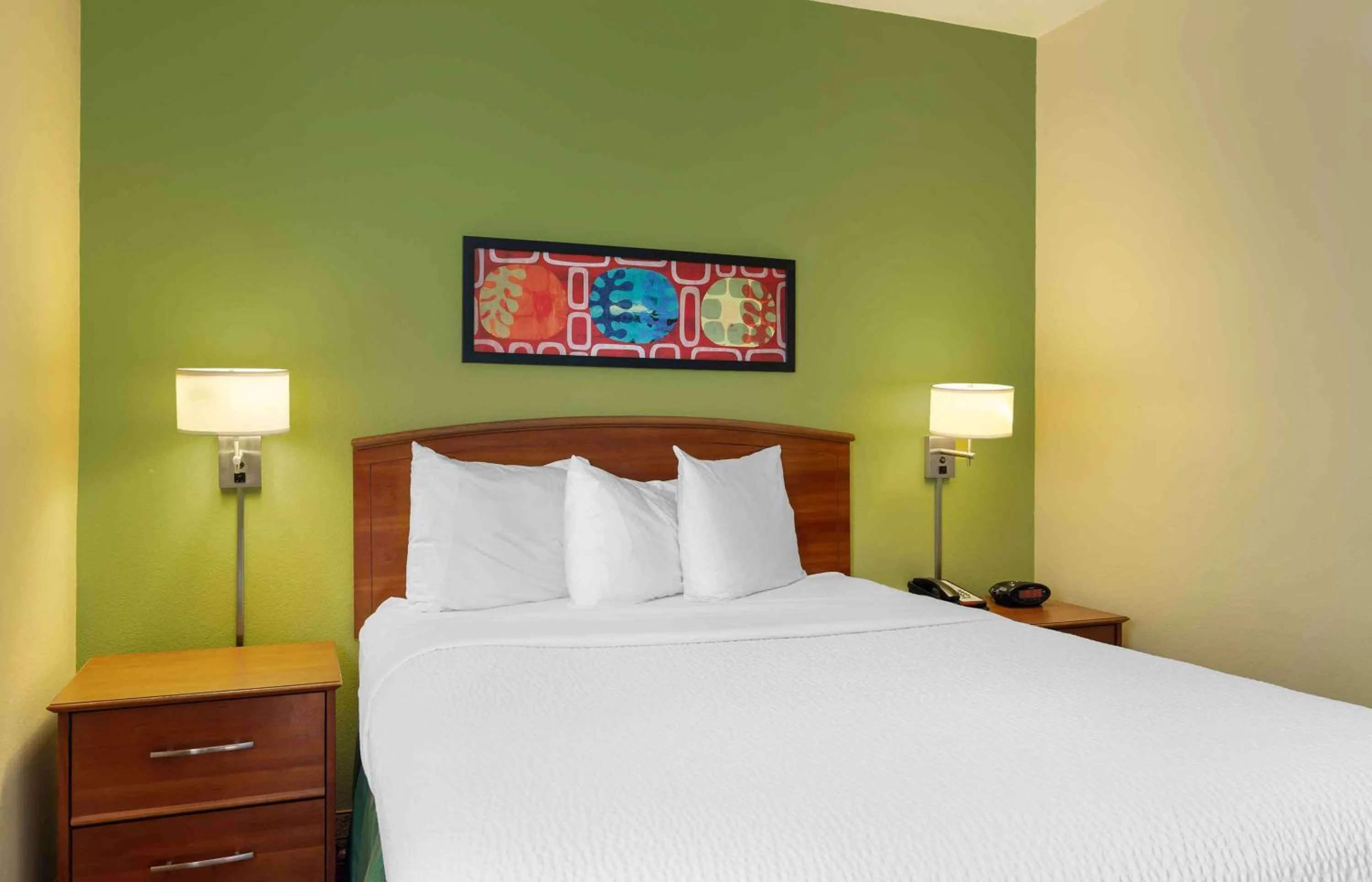 Bedroom, Bed in Extended Stay America Suites - Atlanta - Norcross - Peachtree Corners