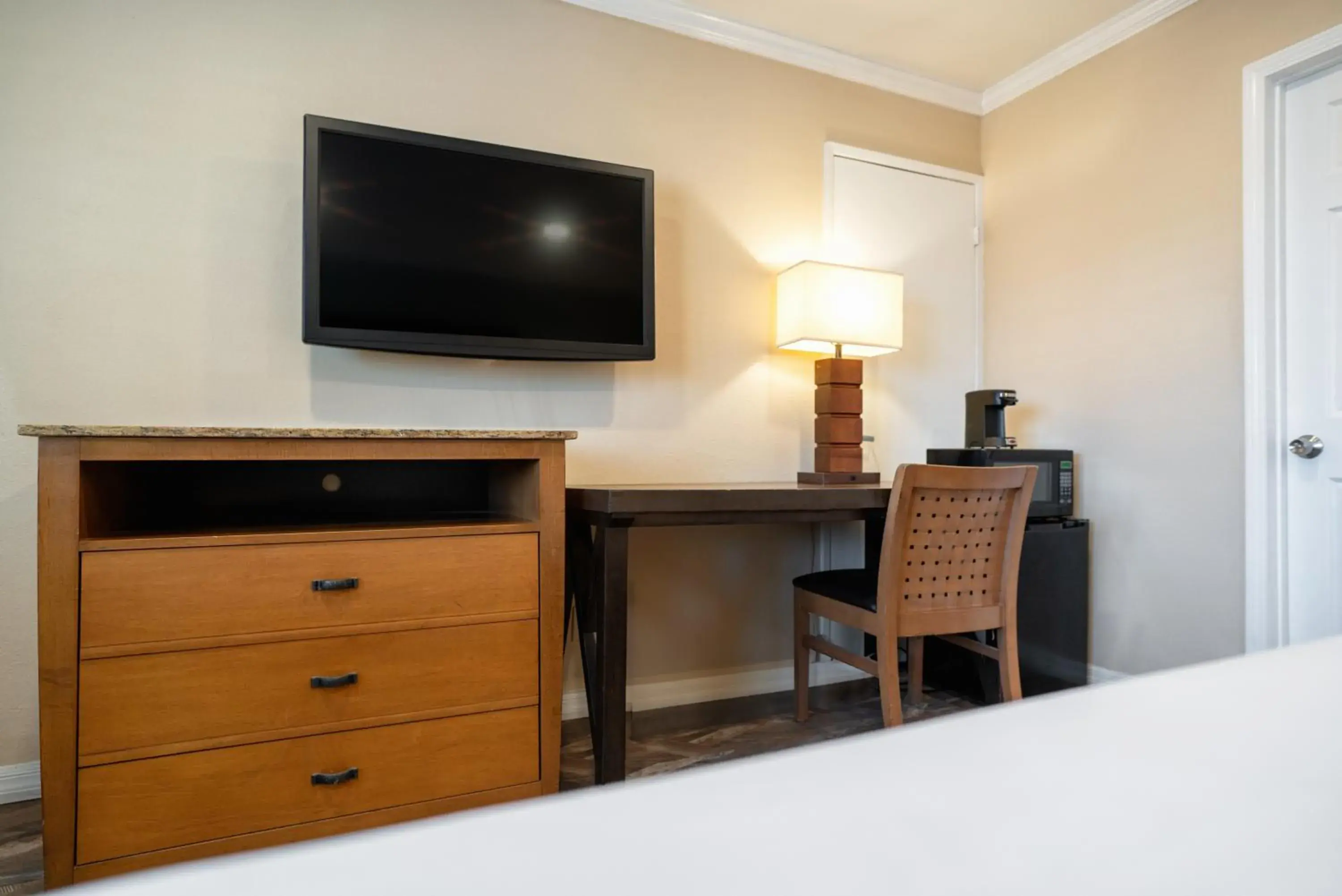 Standard Room, 1 King Bed, Accessible, Roll-In Shower, Non Smoking in Quality Inn & Suites Buena Park Anaheim Standard Room, 1 King Bed, Accessible, Roll-In Shower, Non Smoking in Quality Inn & Suites Buena Park Anaheim