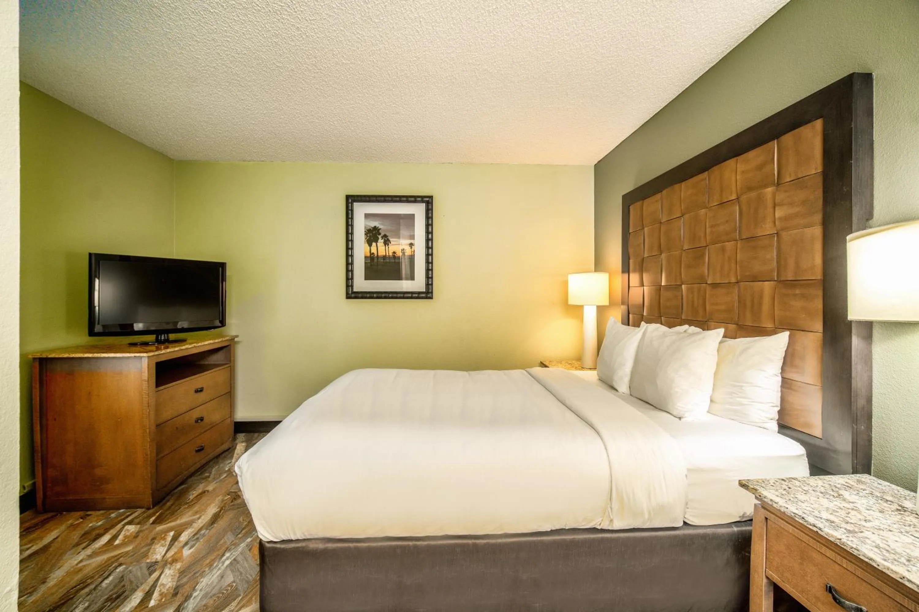 Bed in Quality Inn & Suites Buena Park Anaheim