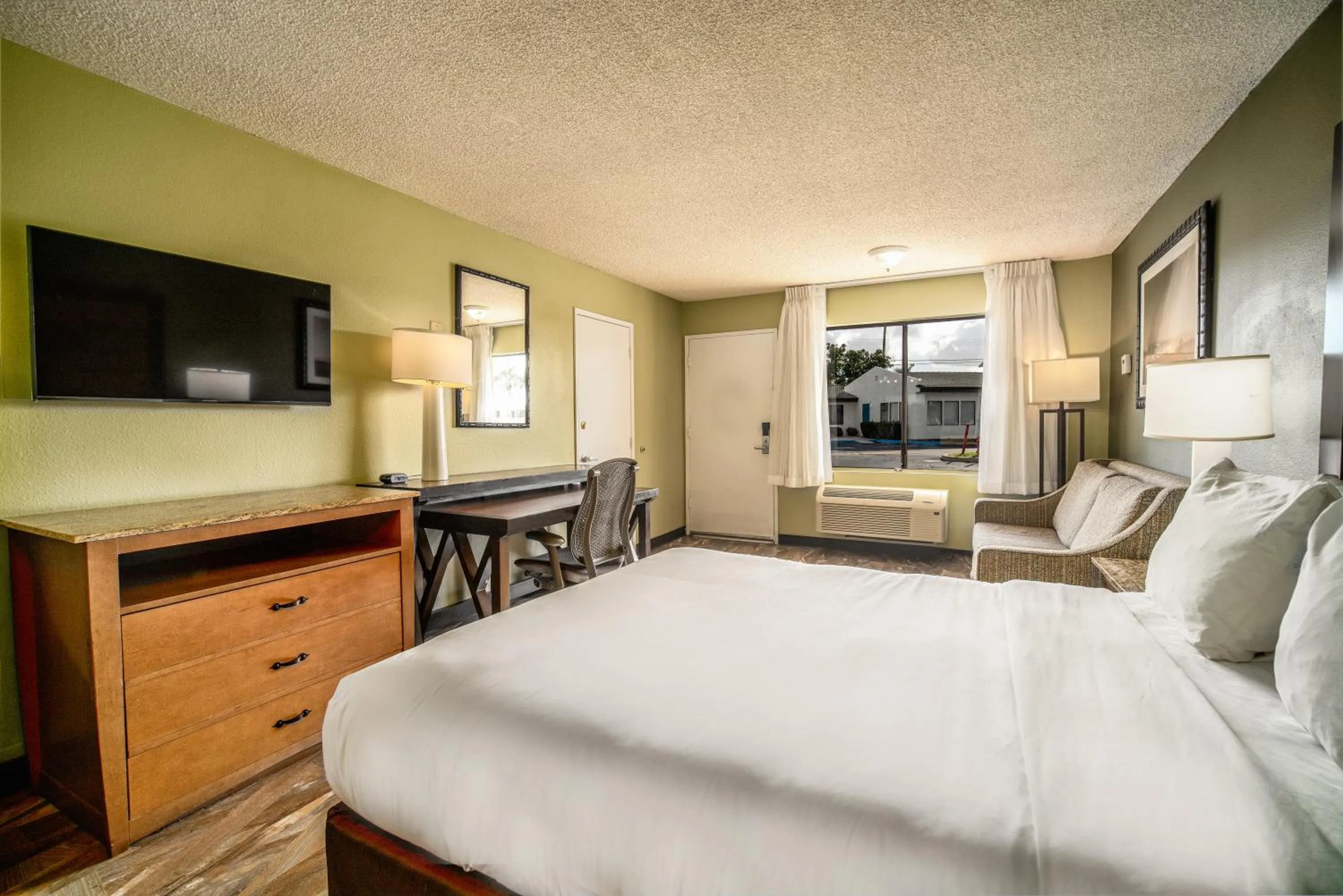 Bed in Quality Inn & Suites Buena Park Anaheim