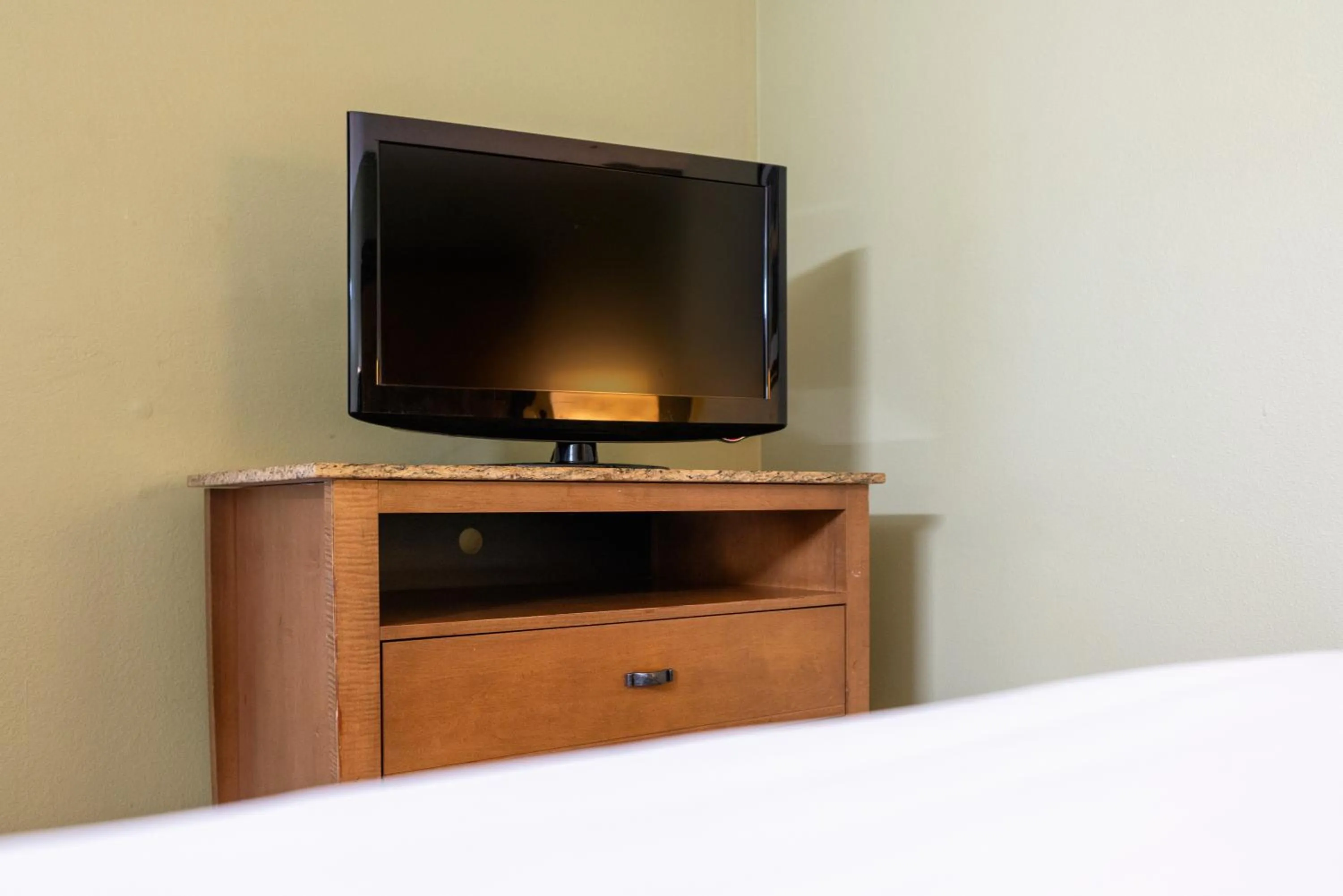 TV/Entertainment Center in Quality Inn & Suites Buena Park Anaheim