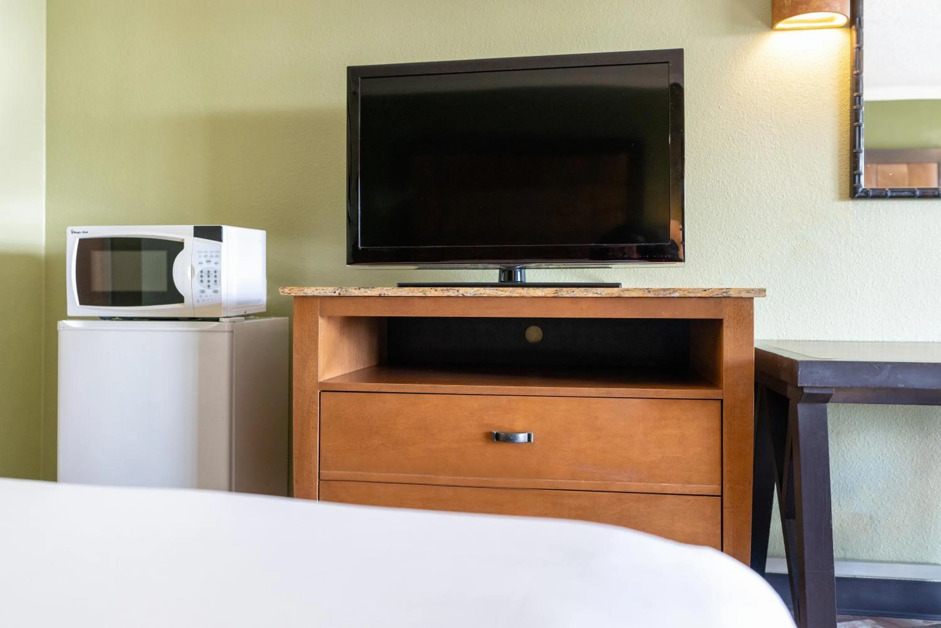 TV/Entertainment Center in Quality Inn & Suites Buena Park Anaheim