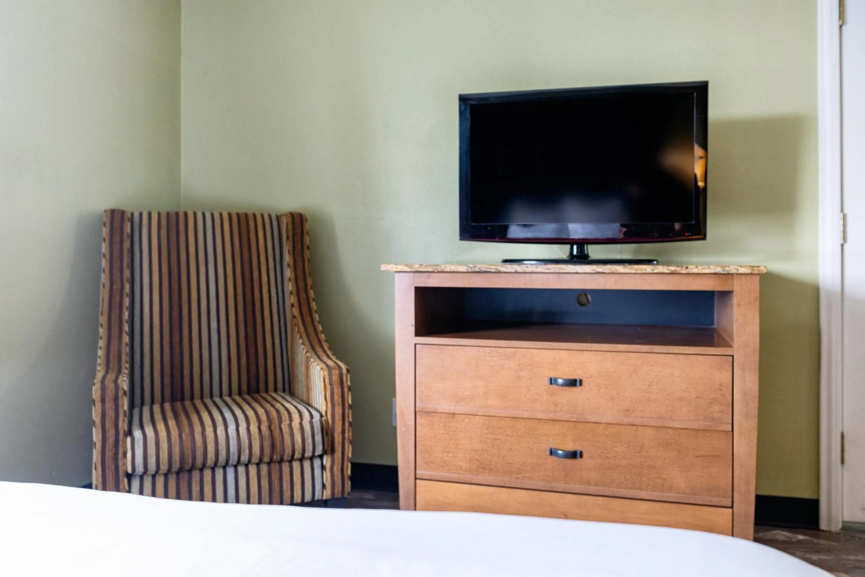 TV/Entertainment Center in Quality Inn & Suites Buena Park Anaheim