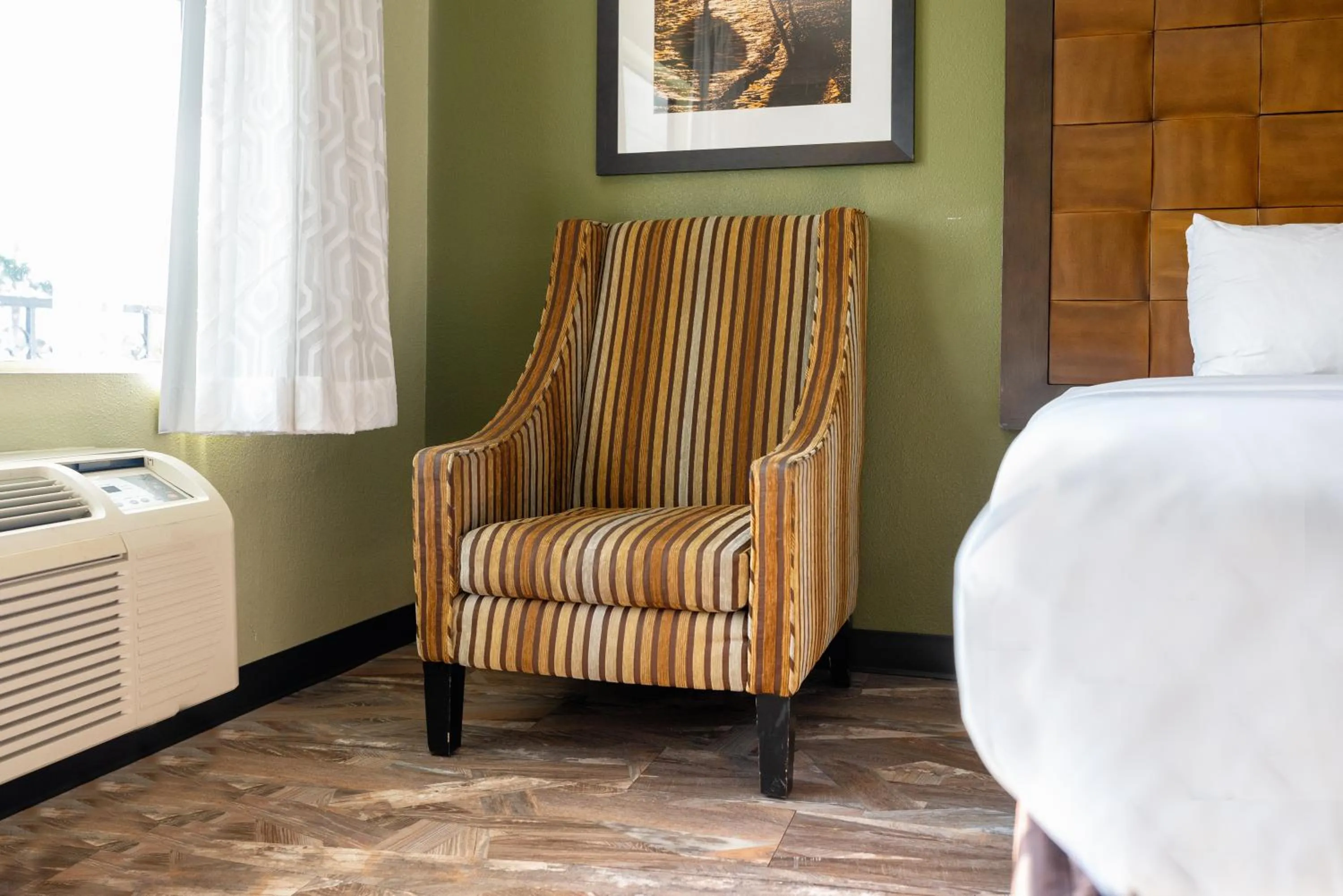 Bed in Quality Inn & Suites Buena Park Anaheim