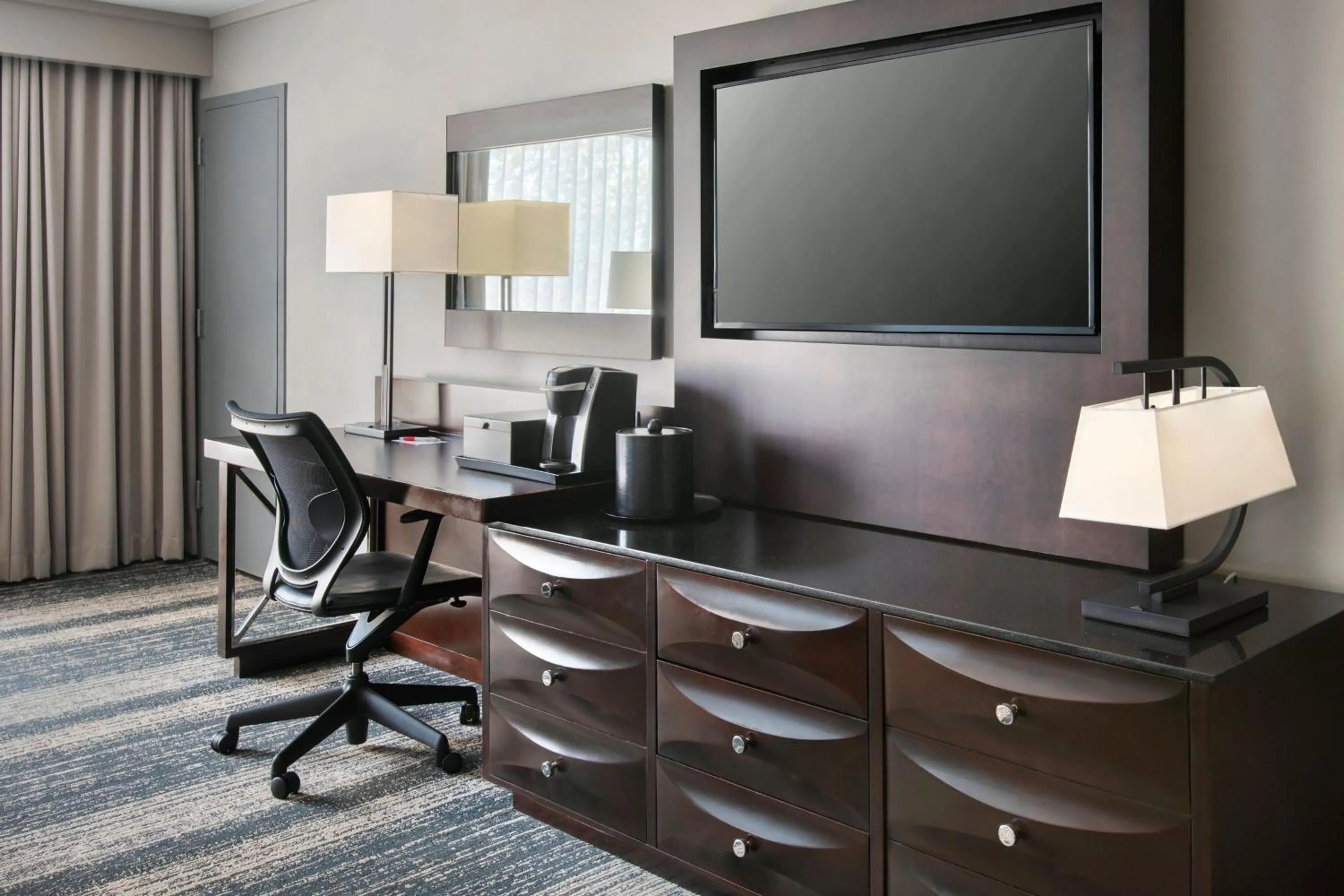 Photo of the whole room in Boston Marriott Burlington