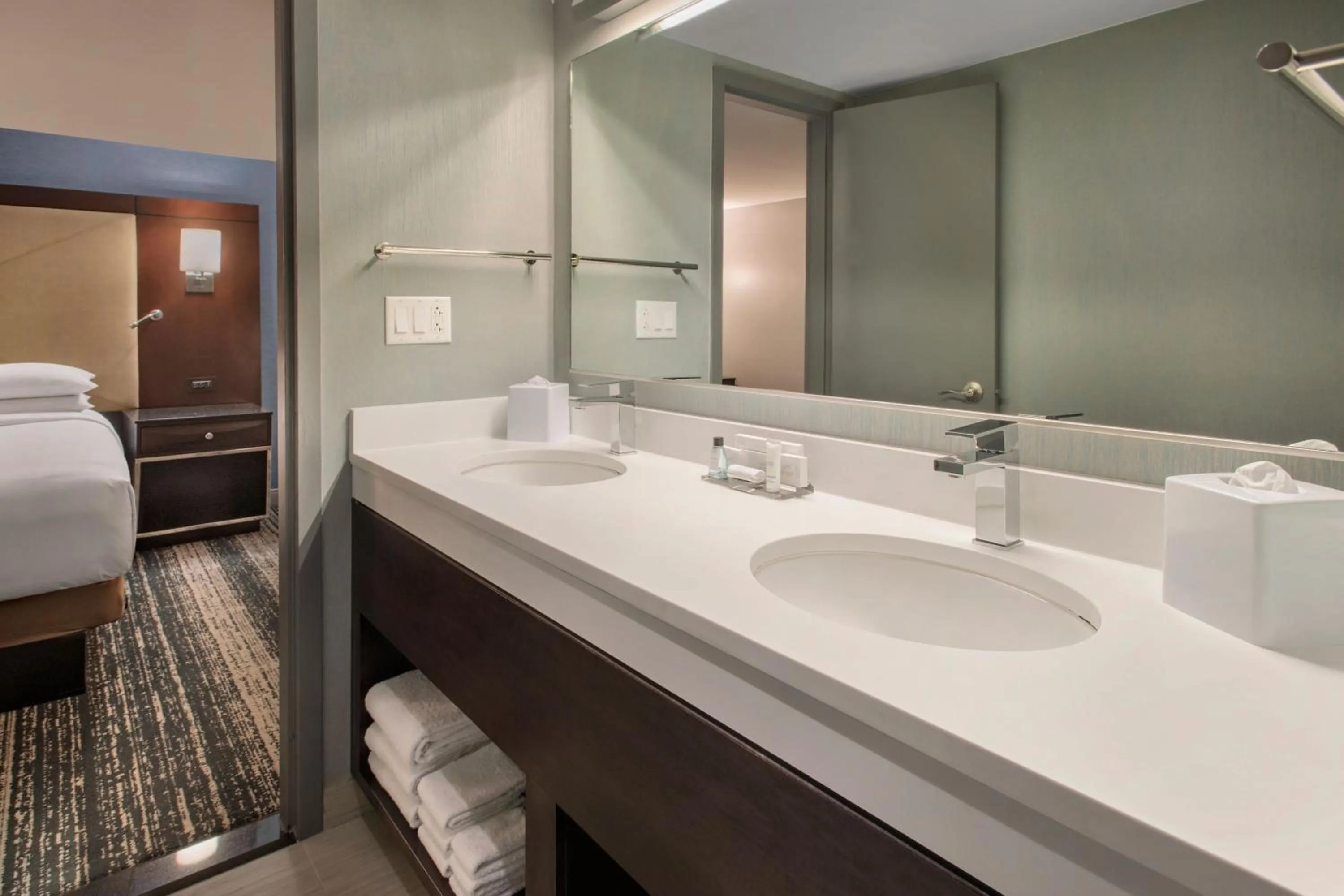 Bathroom, Bed in Boston Marriott Burlington