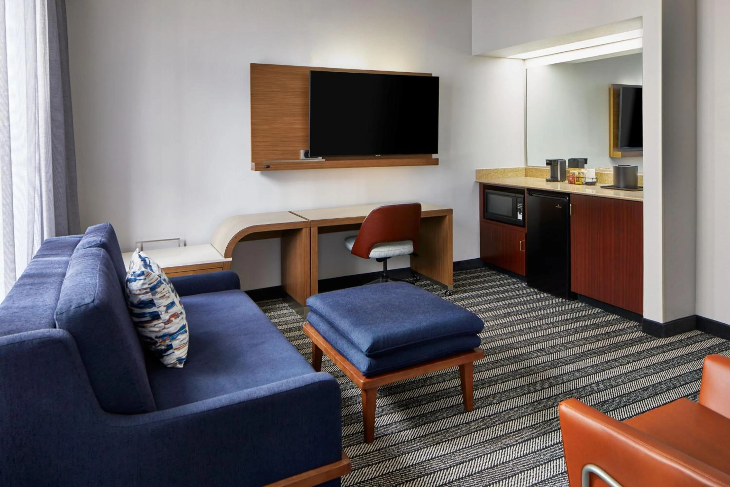 Living room in Courtyard by Marriott Nashville Downtown