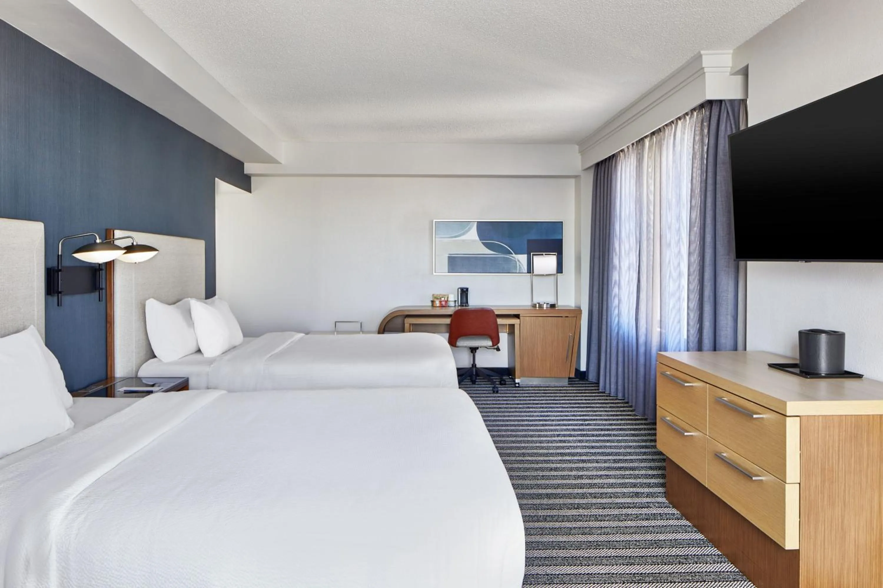 Photo of the whole room, Bed in Courtyard by Marriott Nashville Downtown