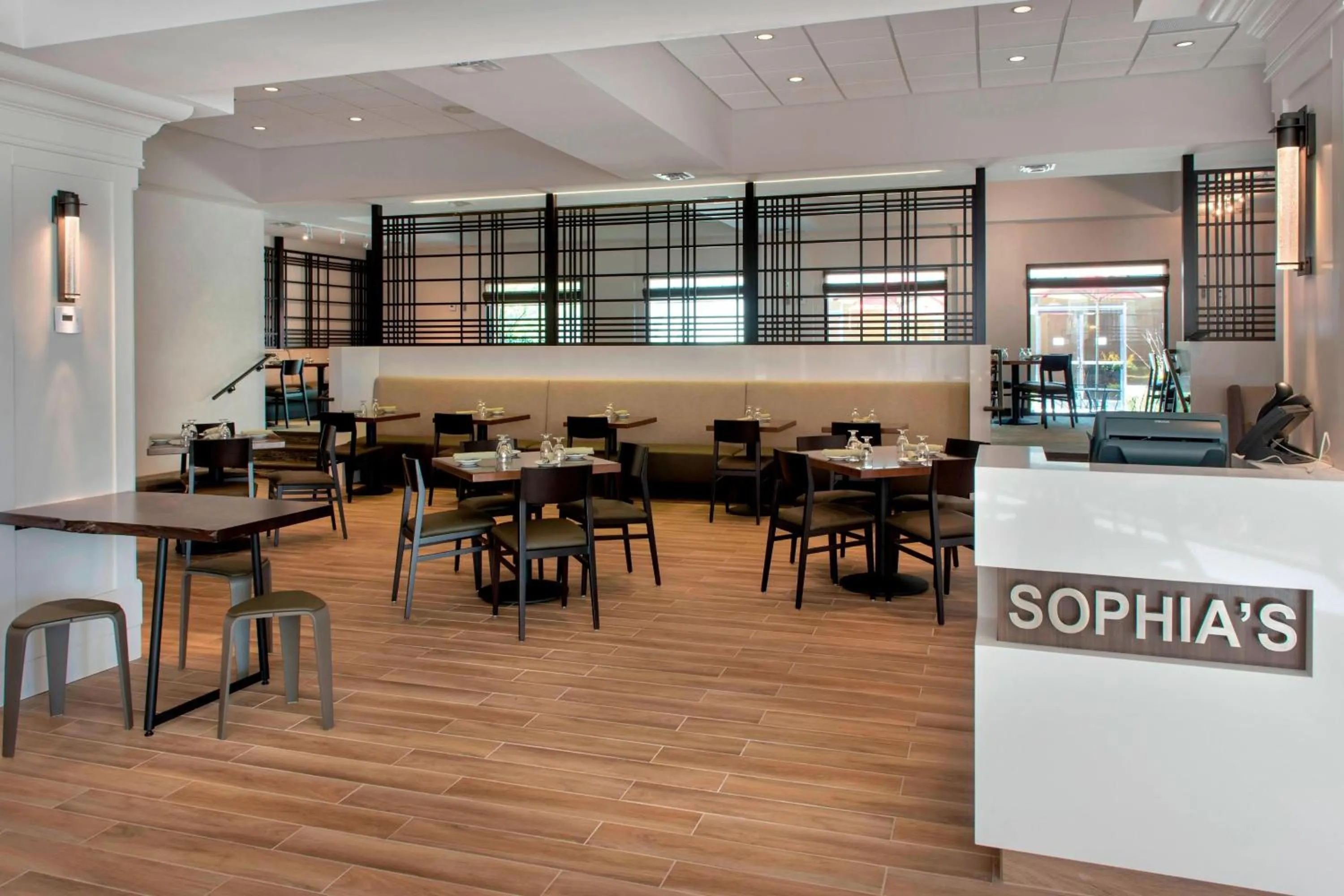 Restaurant/places to eat in Boston Marriott Peabody