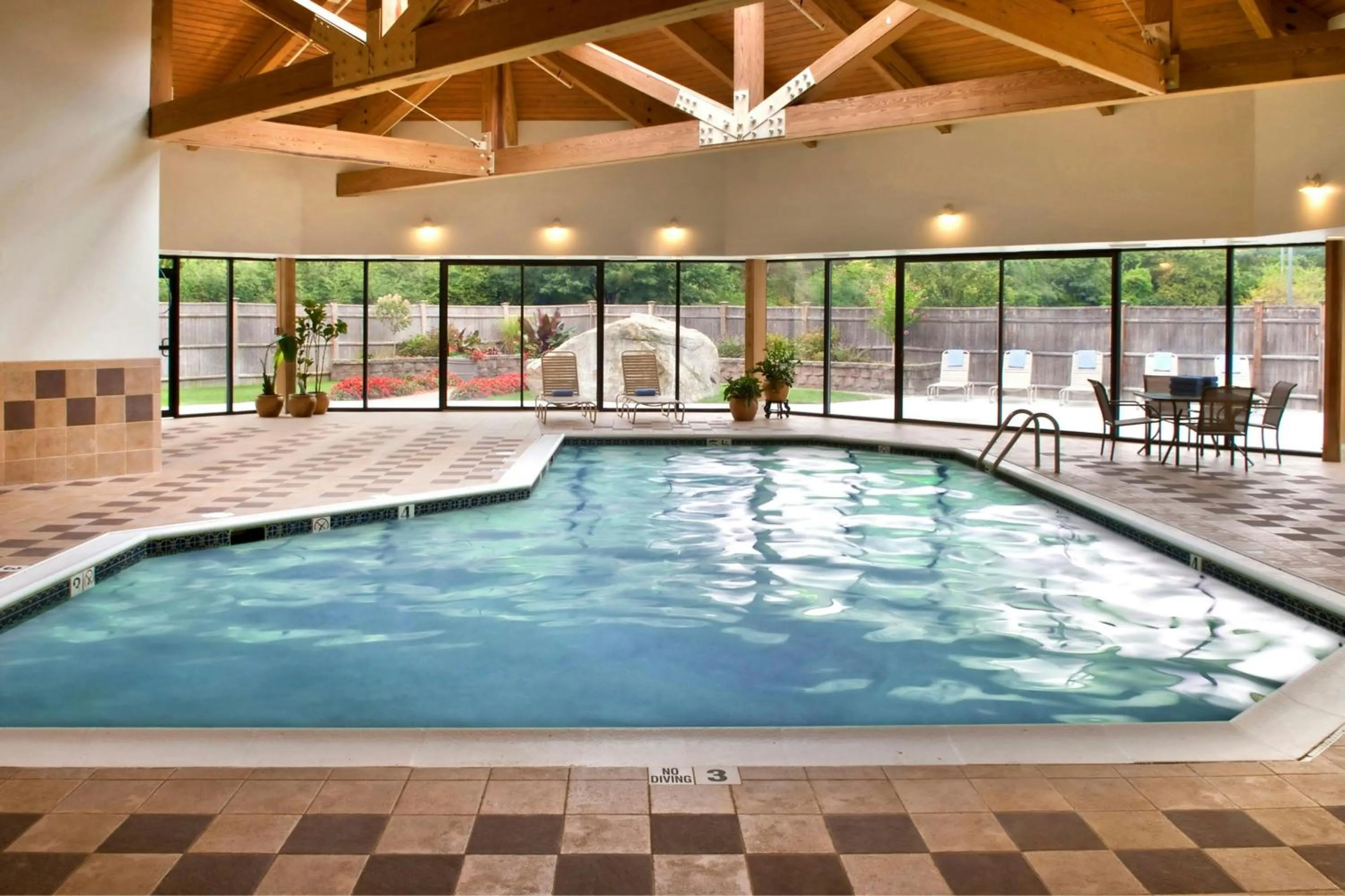 Swimming pool in Boston Marriott Peabody