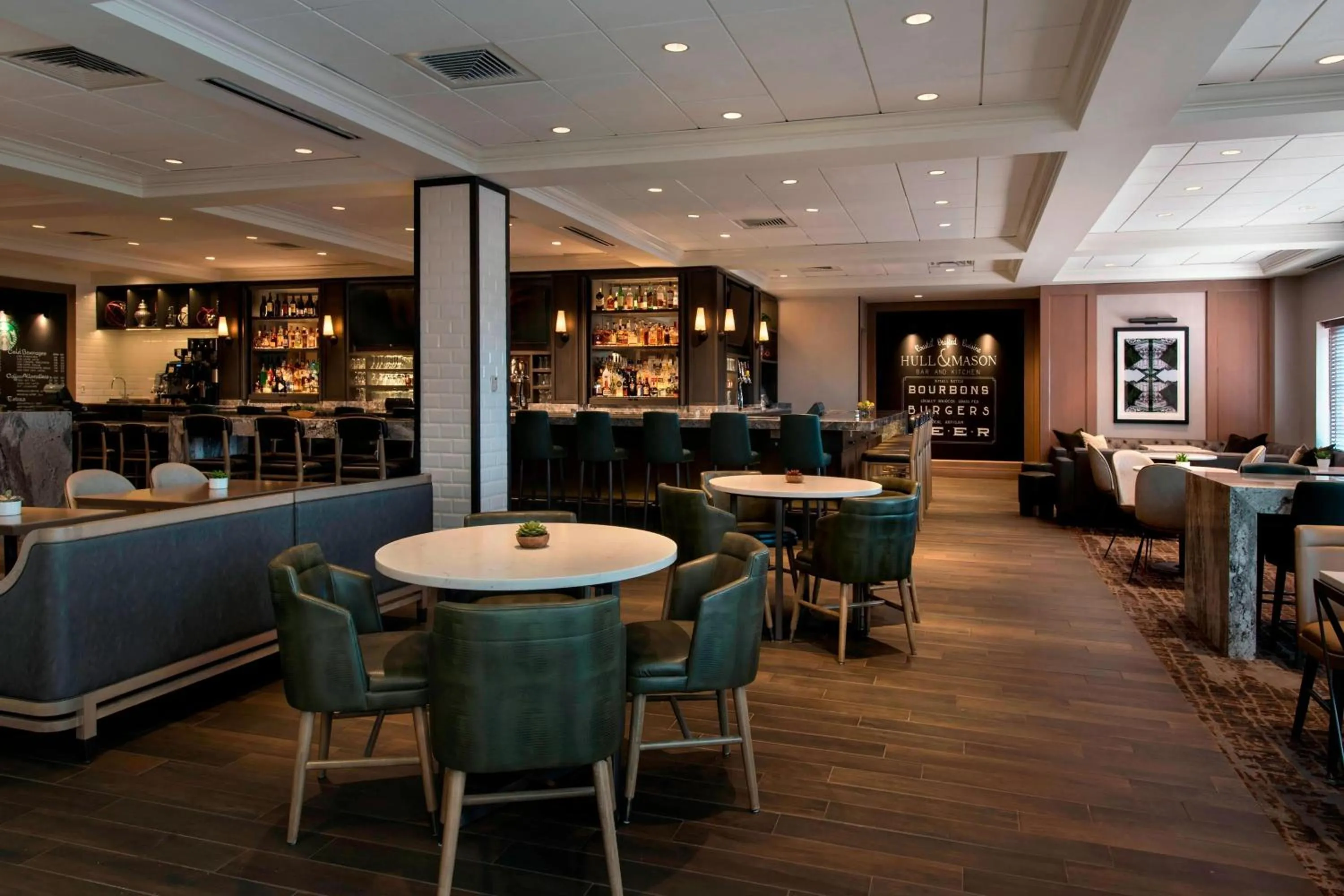 Lounge or bar in Marriott Boston Quincy