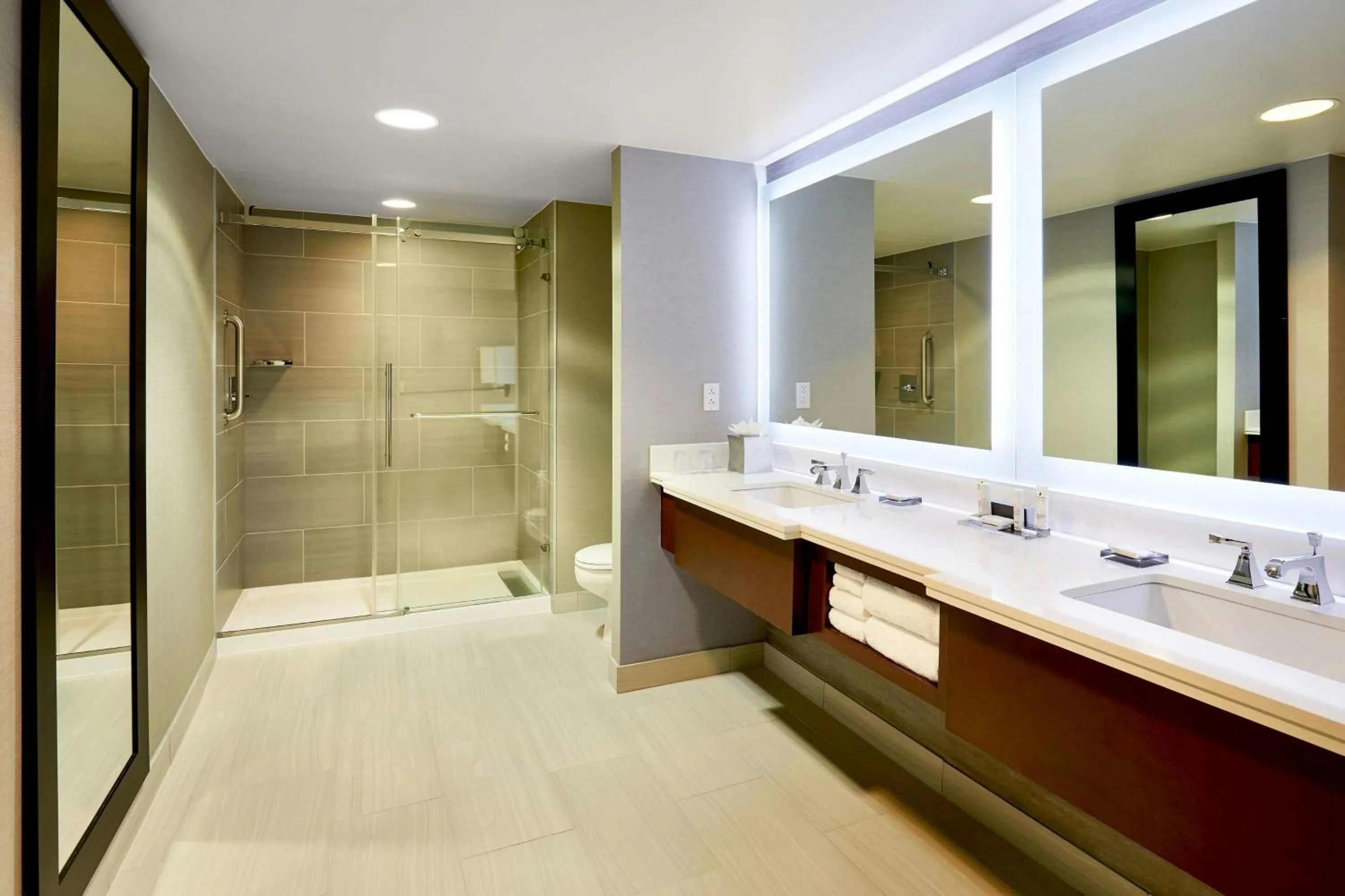 Bathroom in Marriott Boston Quincy