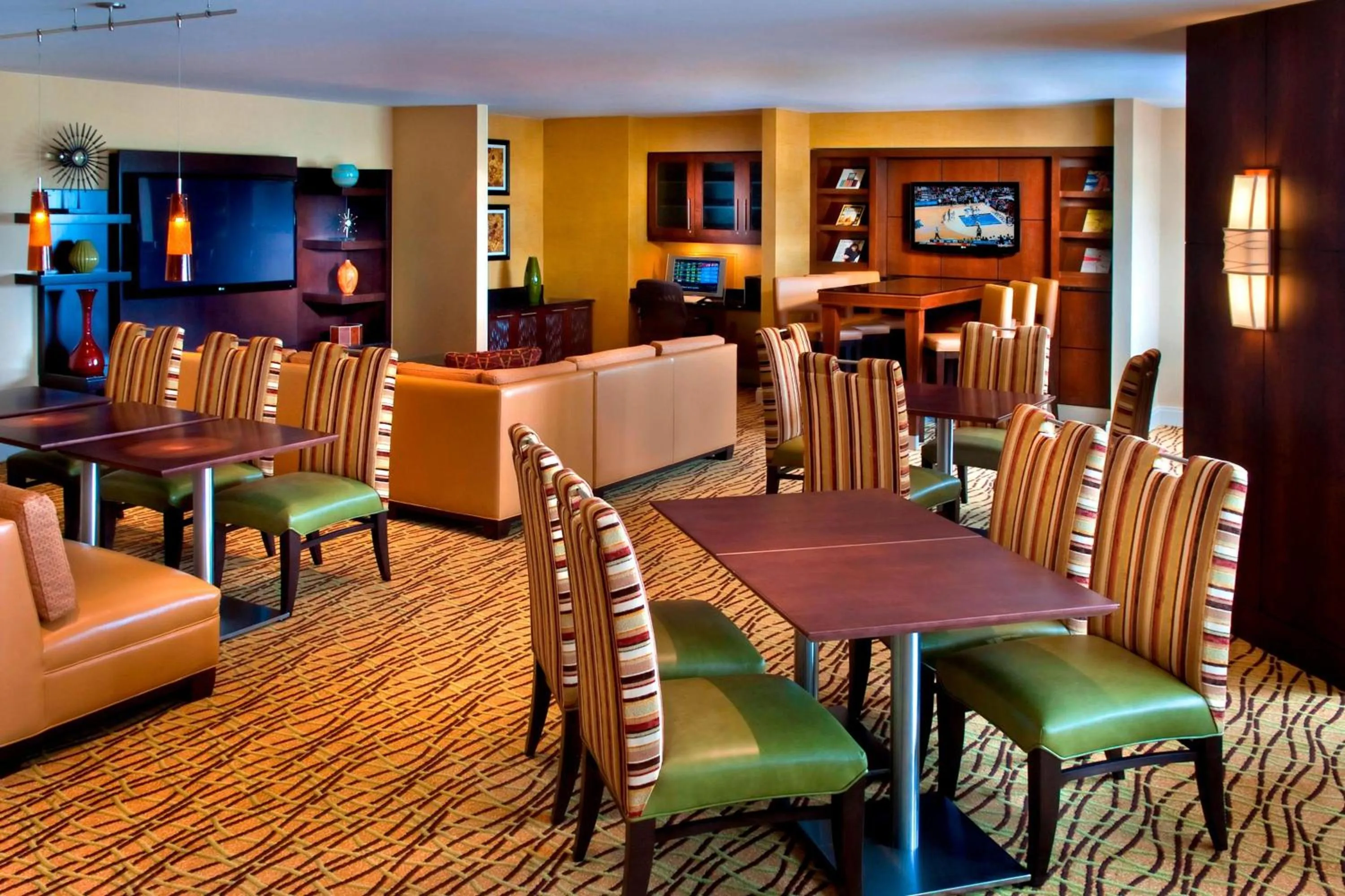 Lounge or bar in Marriott Boston Quincy